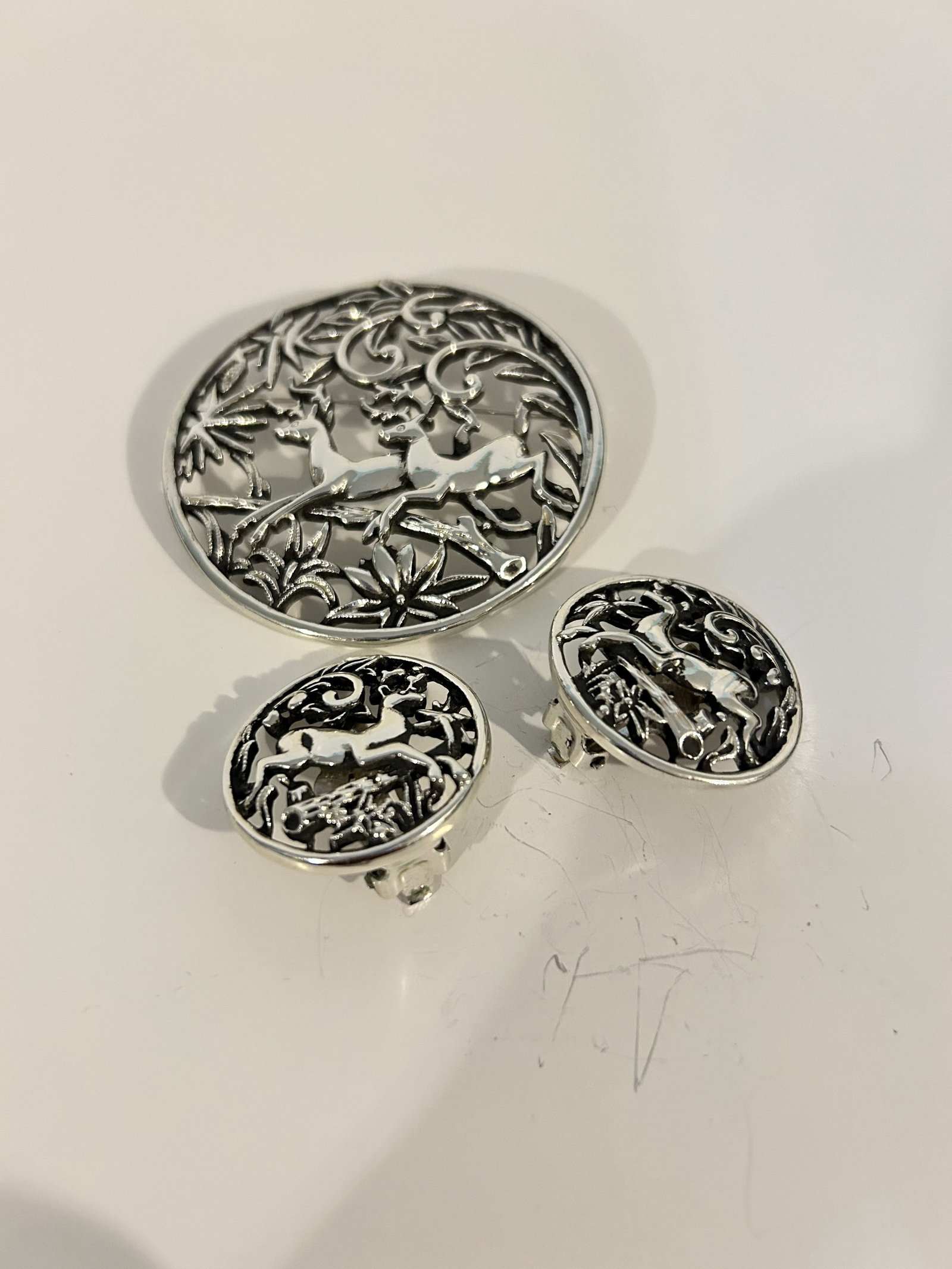 Vintage sarah cov Brooch & Earrings: Vintage sarah cov Brooch & Earrings Please view all photos as they are part of the description and condition of this Item, Feel free to contact me with questions or picture requests! Used Item AS IS