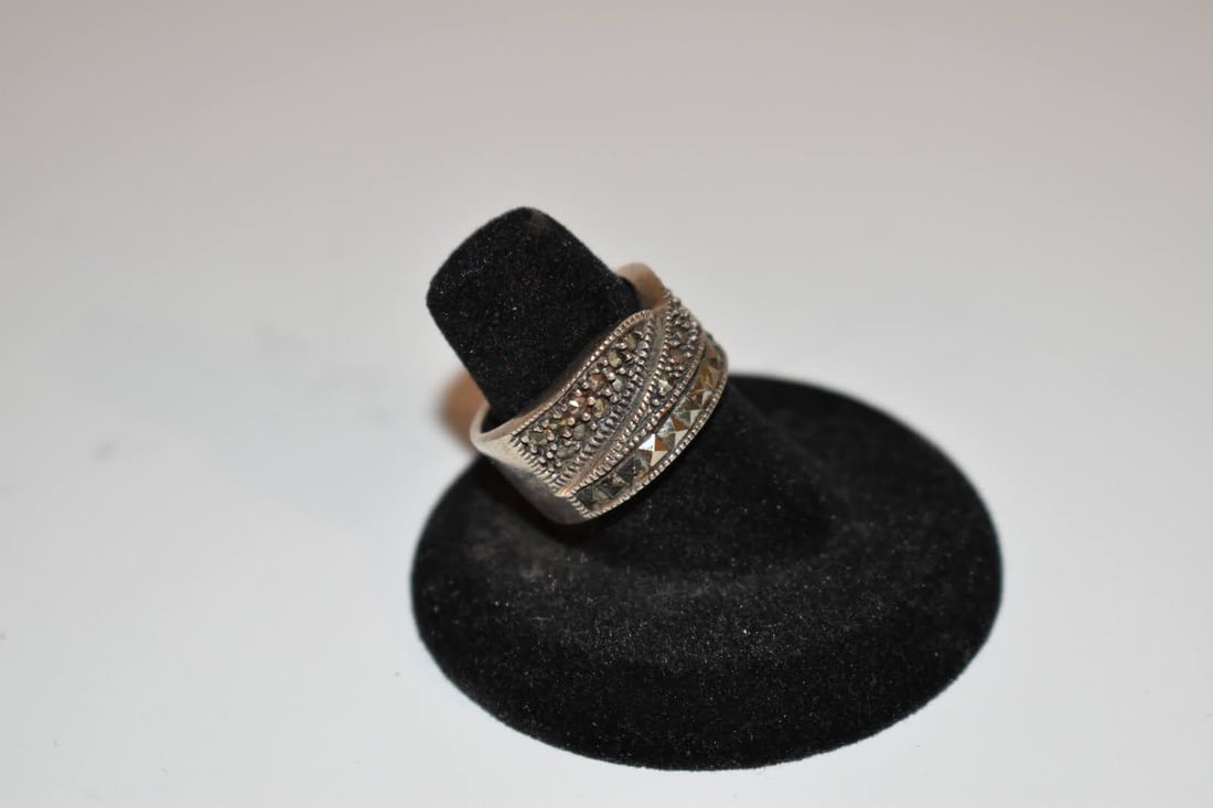 Vintage Sterling Silver marcasite Ring sz7: Vintage Sterling Silver marcasite Ring sz7 Please view all photos as they are part of the description and condition of this Item, Feel free to contact me with questions or picture requests! Used Item 