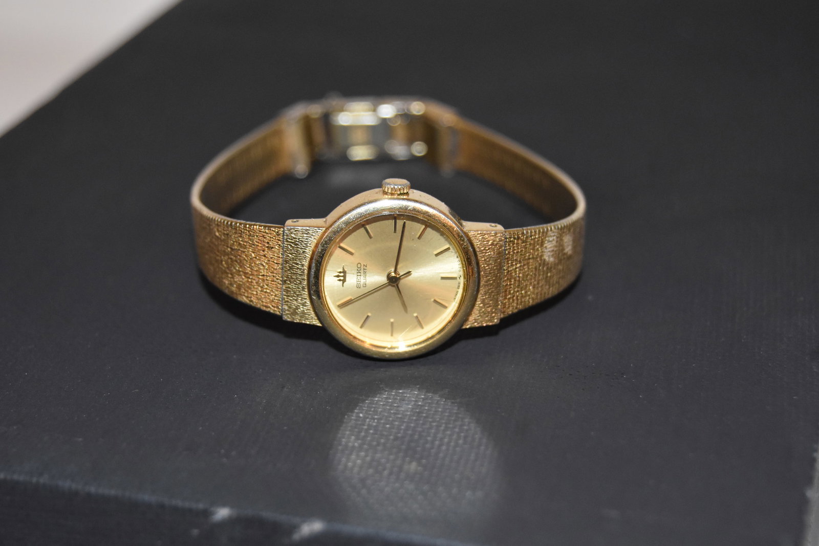 Seiko Ladies Dress Watch 2B31-0020 Vintage Quartz Gold Tone Bracelet works: Seiko Ladies Dress Watch 2B31-0020 Vintage Quartz Gold Tone Bracelet works Please view all photos as they are part of the description and condition of this Item, Feel free to contact me with questions