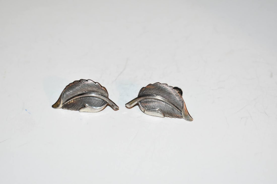 Vintage Jewel Art Sterling Silver Modernist Leaf Screwback Earrings: Vintage Jewel Art Sterling Silver Modernist Leaf Screwback Earrings Please view all photos as they are part of the description and condition of this Item, Feel free to contact me with questions or pic