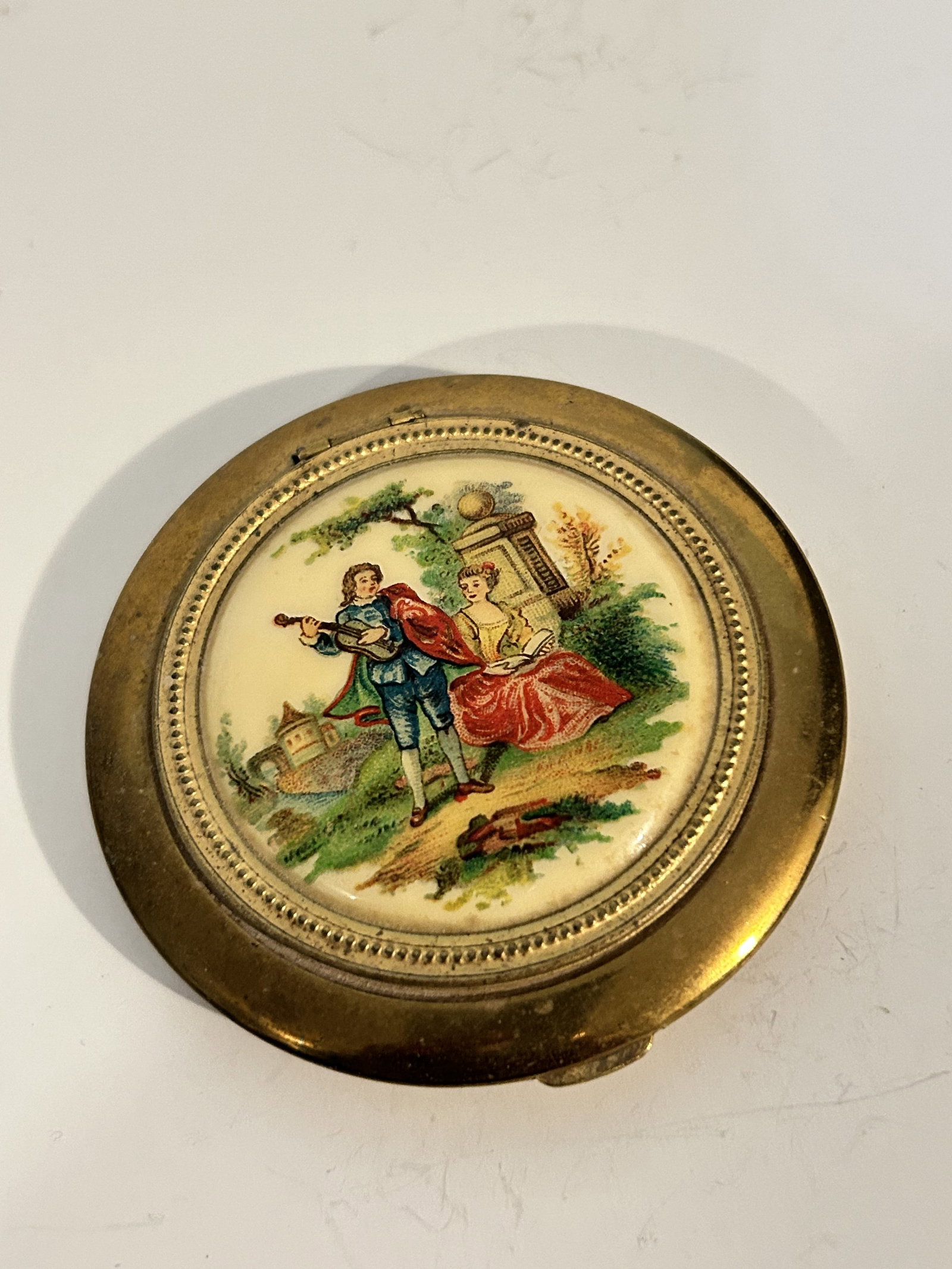 Vintage Italian Italy Classical Lovers Powder Compact Umarked: Vintage Italian Italy Classical Lovers Powder Compact Umarked Please view all photos as they are part of the description and condition of this Item, Feel free to contact me with questions or picture r