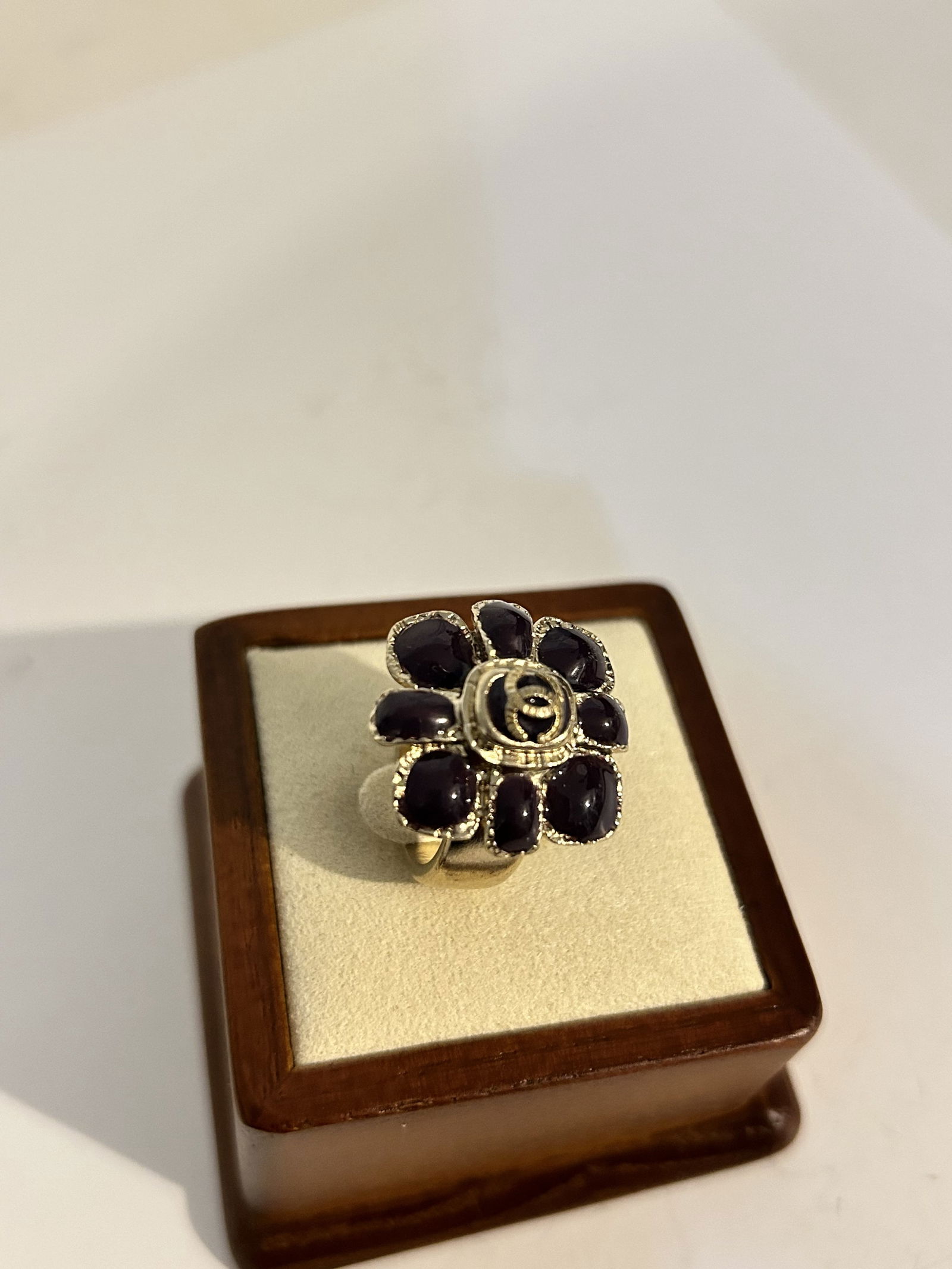 Chanel Womens Gold Tone Enamel Flower  Ring sz 6 Singed (1 of 6)