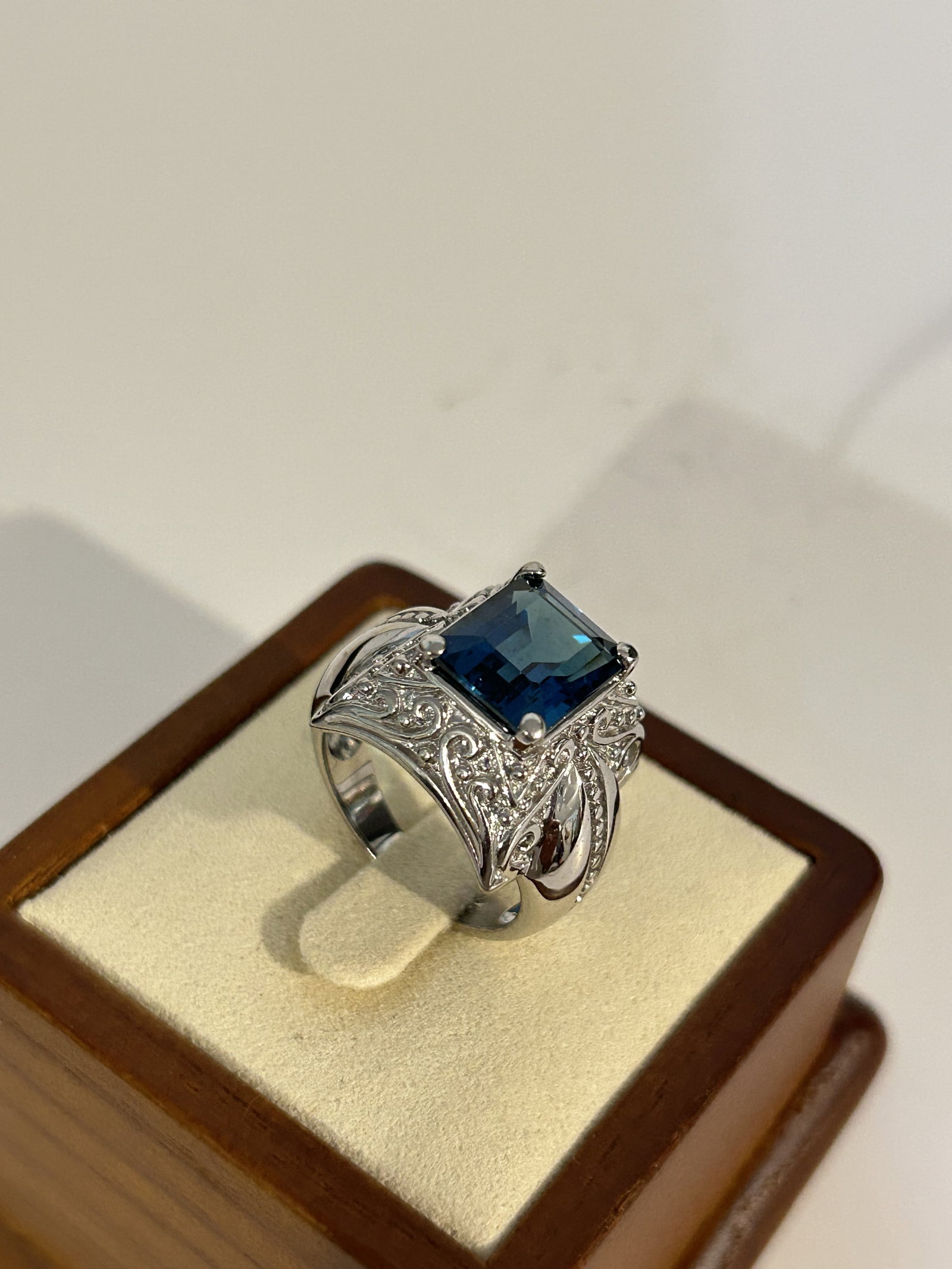 ISG Vintage 925 Sterling Silver Blue Topaz Ornate Design Cocktail Ring sz 8: ISG Vintage 925 Sterling Silver Blue Topaz Ornate Design Cocktail Ring sz 8 Please view all photos as they are part of the description and condition of this Item, Feel free to contact me with question