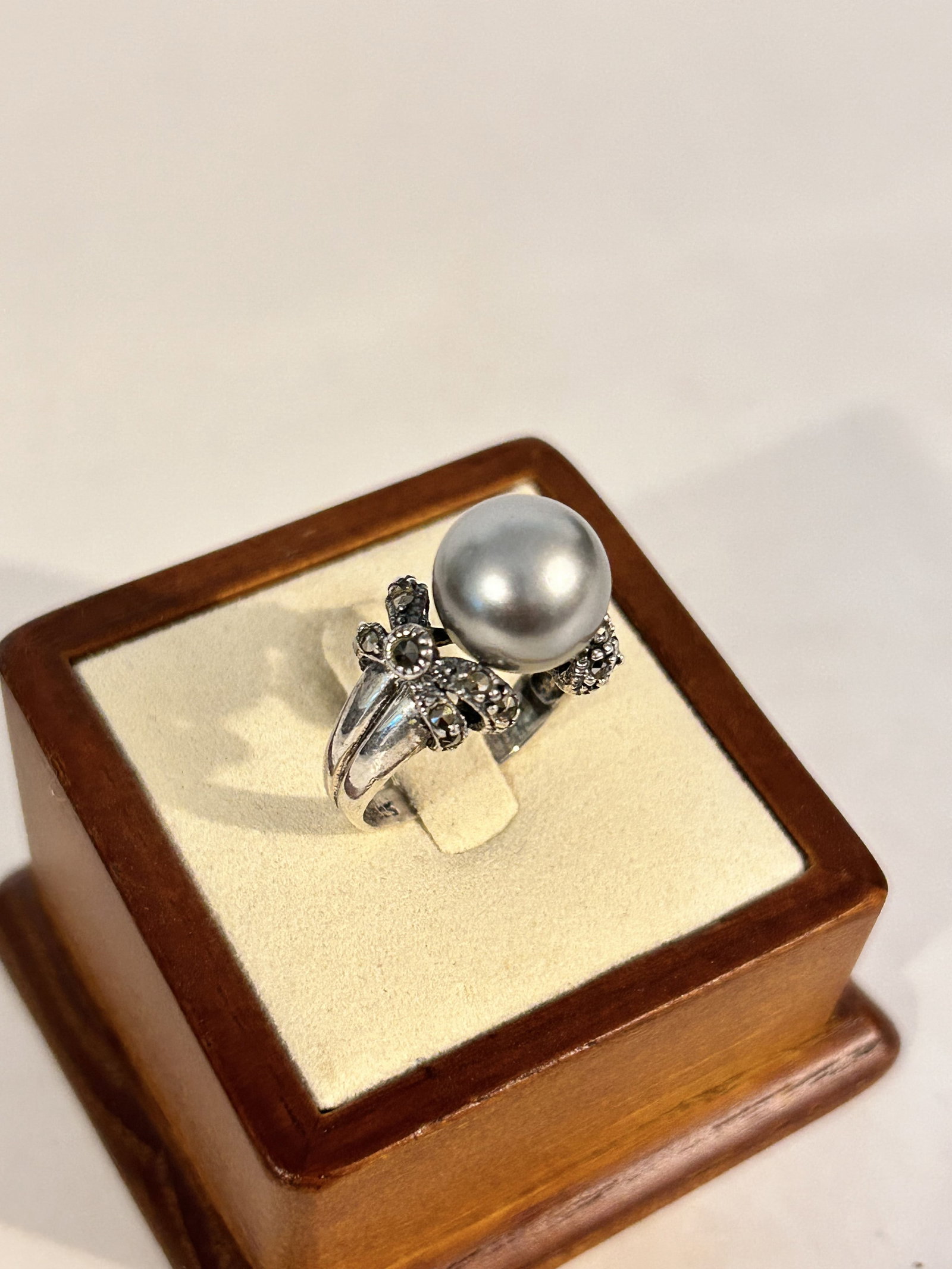 Vintage Sterling Silver marcasite pearl Ring sz 8 (1 of 4)