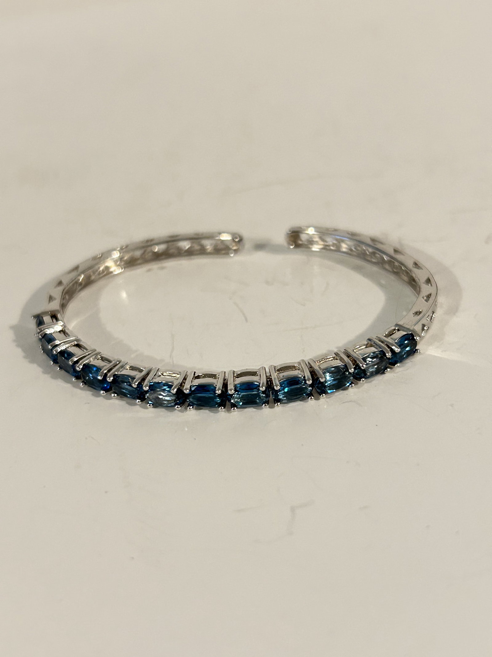 Vintage Sterling Silver blue spinel Bracelet 7": Vintage Sterling Silver blue spinel Bracelet 7" Please view all photos as they are part of the description and condition of this Item, Feel free to contact me with questions or picture requests! Used 