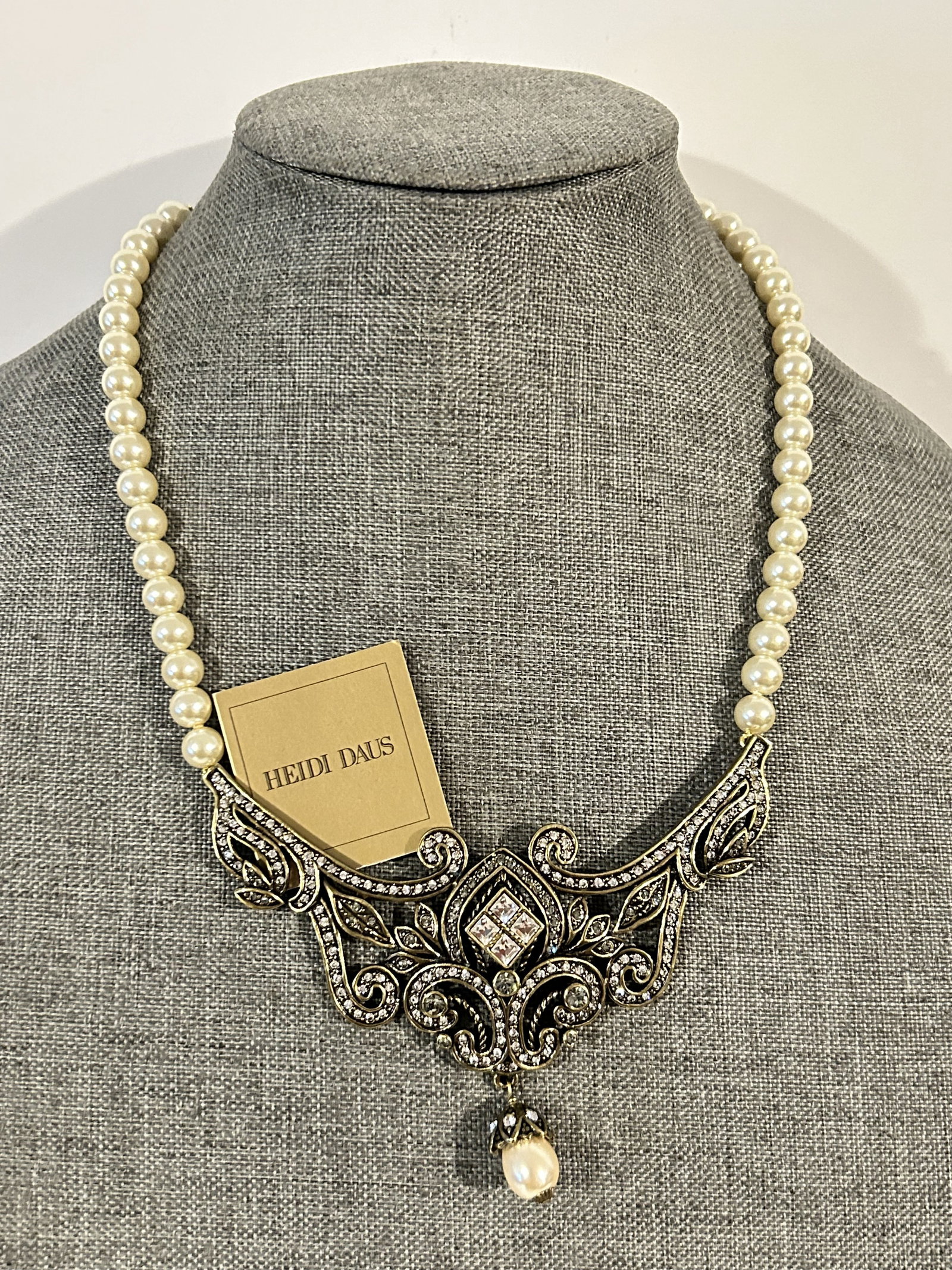 Heidi Daus Worth Waiting For Pearl Clear Crystal Strand Drop Necklace 18" new: Heidi Daus Worth Waiting For Pearl Clear Crystal Strand Drop Necklace 18" new Please view all photos as they are part of the description and condition of this Item, Feel free to contact me with questi