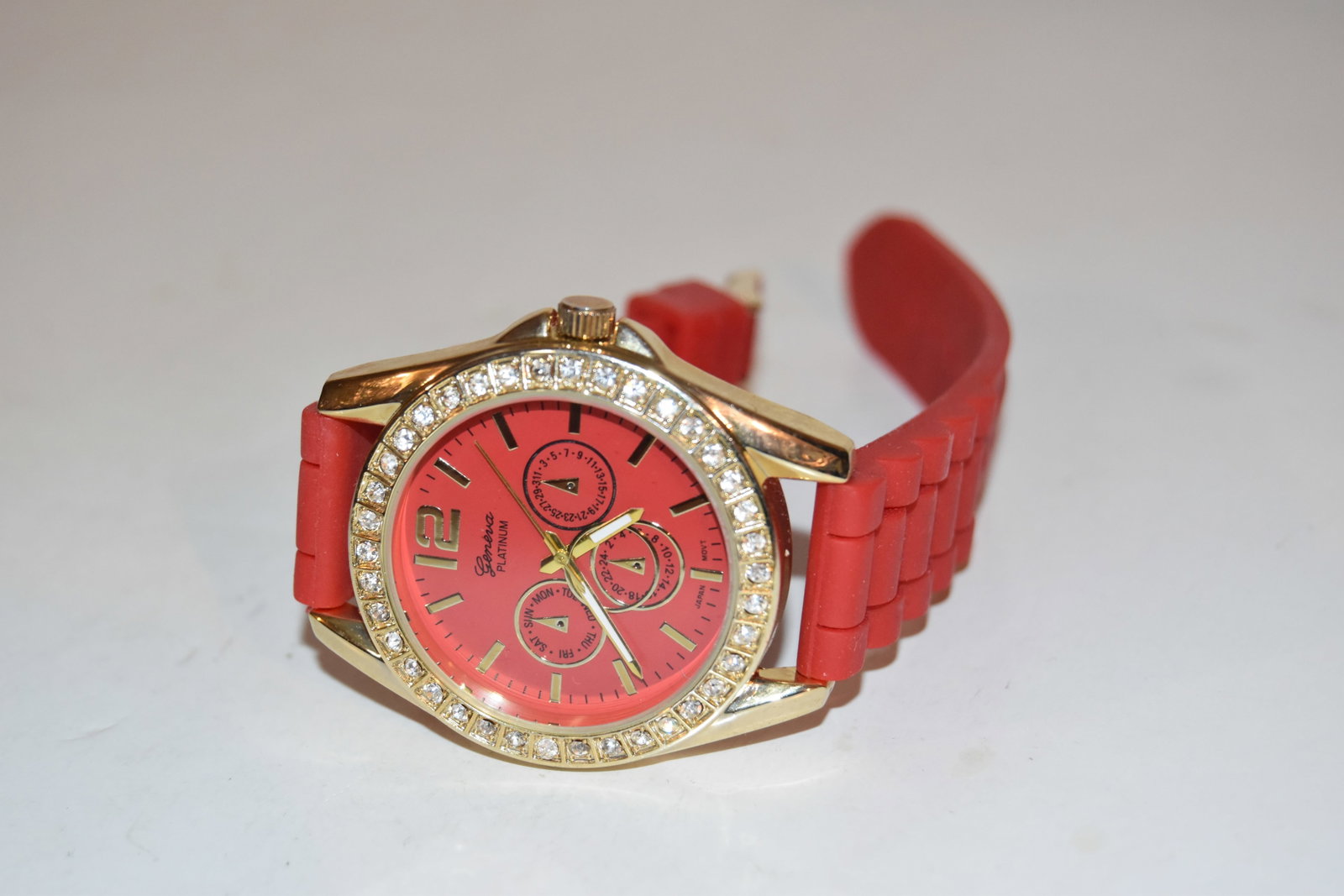 Geneva Womens Watch Platinum Rhinestone works great needs batteries: Geneva Womens Watch Platinum Rhinestone works great needs batteries Please view all photos as they are part of the description and condition of this Item, Feel free to contact me with questions or pic