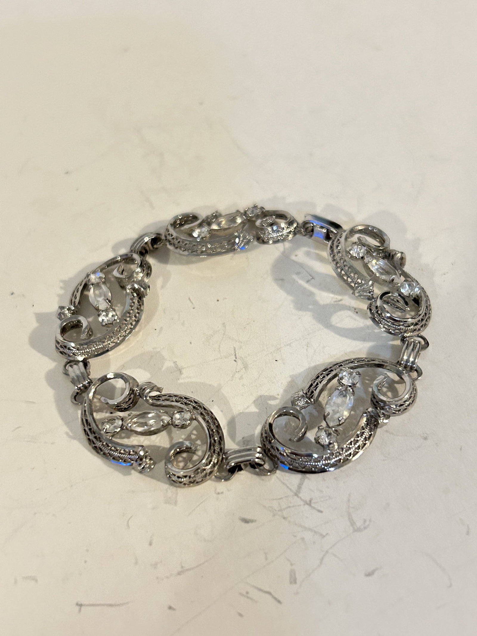 Vintage AM LEE Sterling Silver bracelet 7": Vintage AM LEE Sterling Silver bracelet 7" Please view all photos as they are part of the description and condition of this Item, Feel free to contact me with questions or picture requests! Used Item 