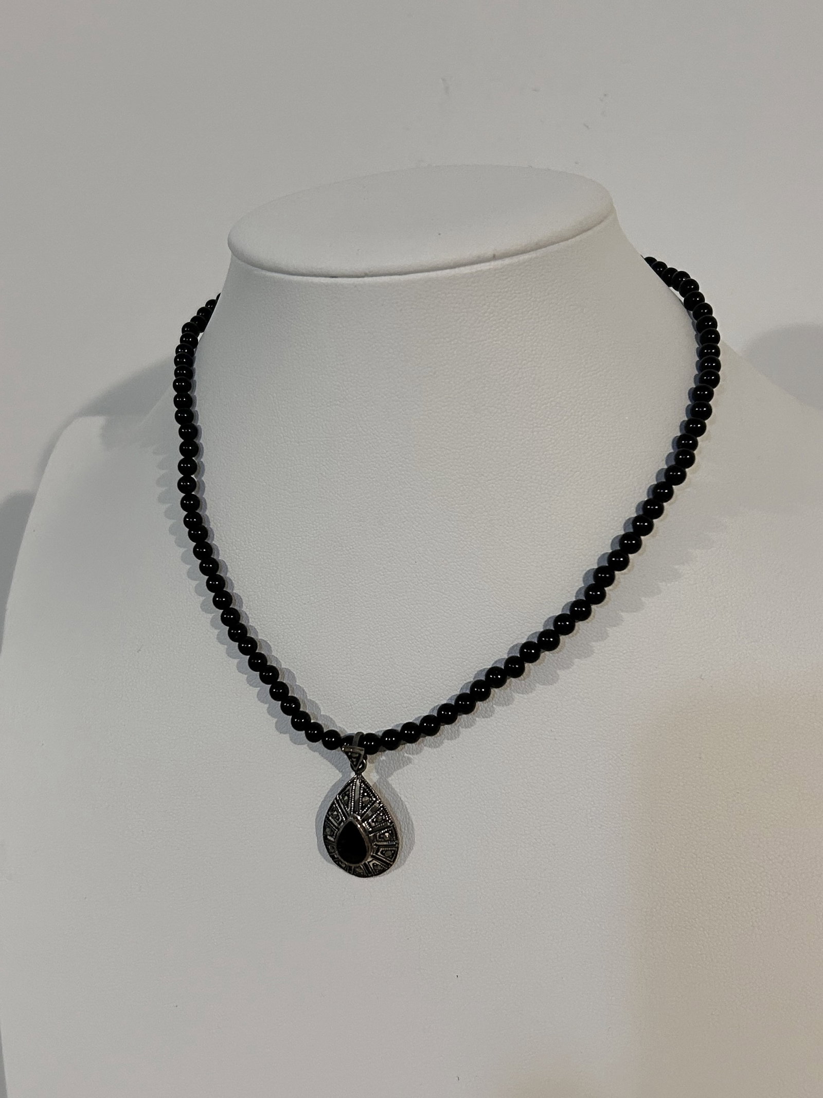 Vintage Sterling Silver onyx marcasite beaded Necklace 15": Vintage Sterling Silver onyx marcasite beaded Necklace 15" Please view all photos as they are part of the description and condition of this Item, Feel free to contact me with questions or picture requ