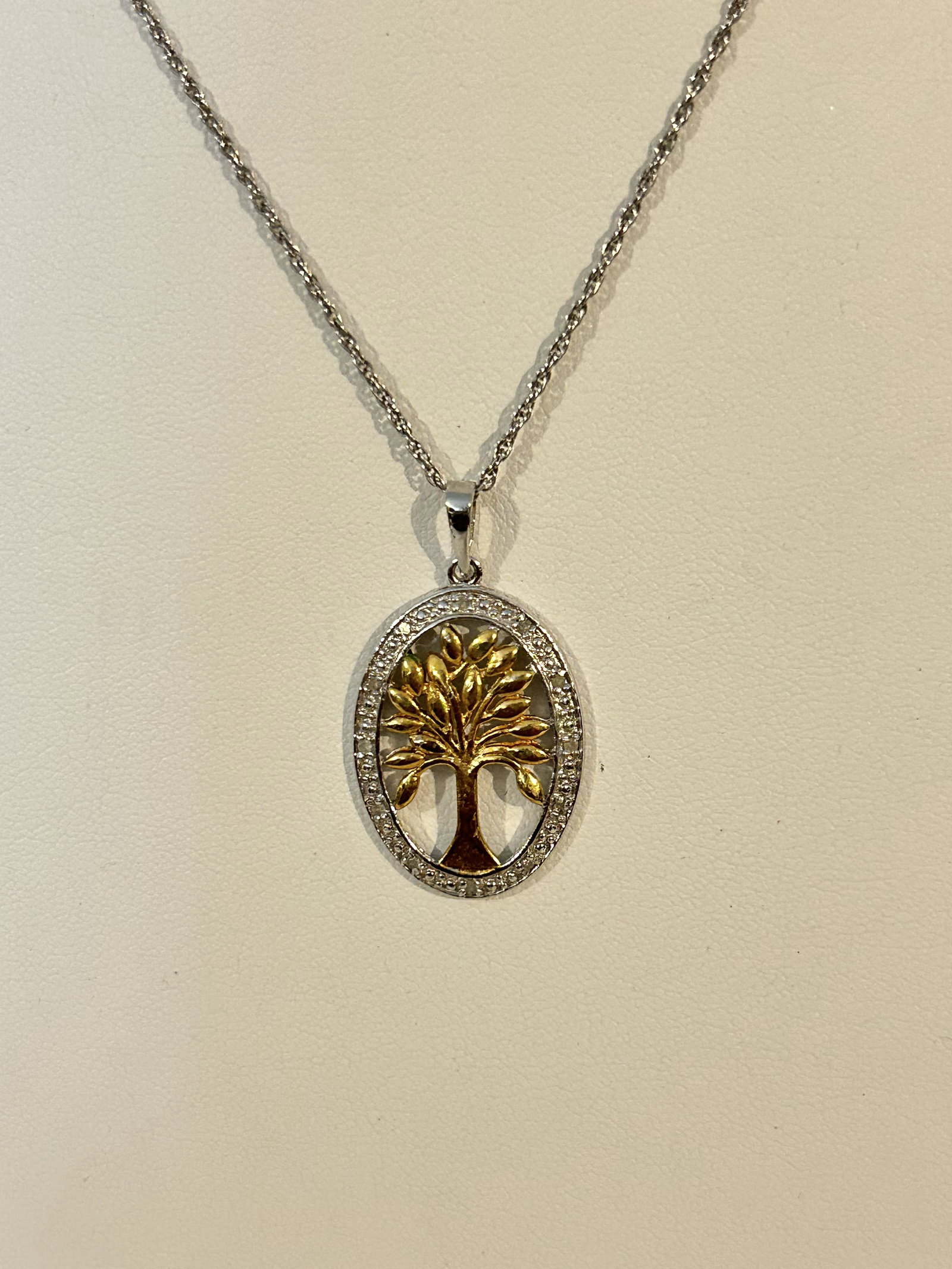 Vintage Sterling Silver tree pendant Necklace 18": Vintage Sterling Silver tree pendant Necklace 18" Please view all photos as they are part of the description and condition of this Item, Feel free to contact me with questions or picture requests! Use