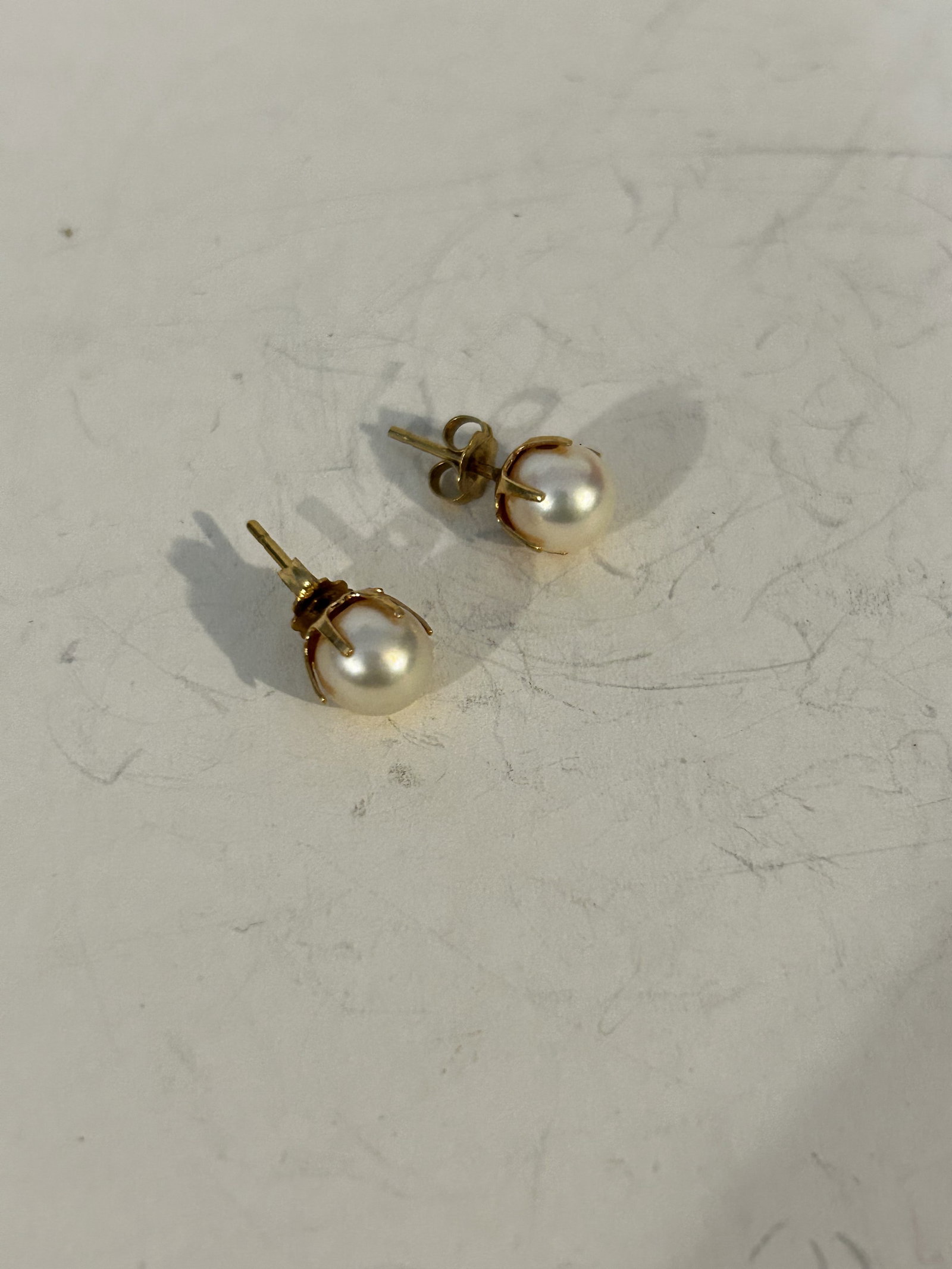 Vintage Pearl 14K post Earrings: Vintage Pearl 14K post Earrings Please view all photos as they are part of the description and condition of this Item, Feel free to contact me with questions or picture requests! Used Item AS IS