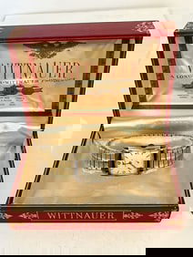 Vintage Wittnauer men's manual winding watch 17Jewels 1940s works great! With box Has a crack on the