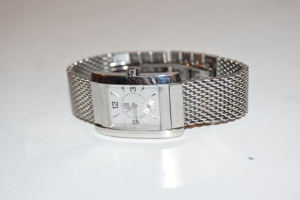 ESQ Swiss Watch Silver Tone works great!!! Quartz