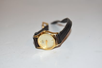 Vintage Seiko Quartz Women Gold Tone Petite Analog Round Dress Watch 2Y01-0A10 works great!!!