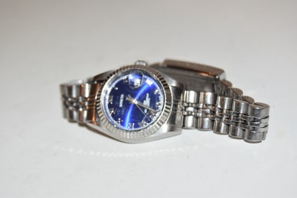 vintage invicta watch blue dial woman works great!!! Face has some scratches
