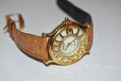 vintage ascot watch gold tone pearl works great!!!! Needs battery