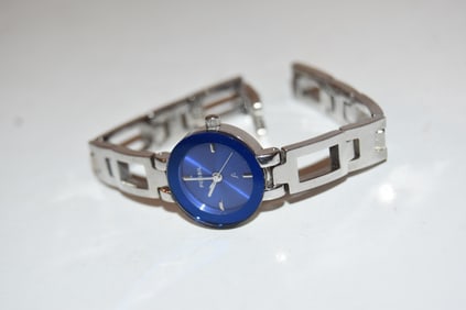 Vintage Fossil Watch Blue dial works great!!! ES-9388