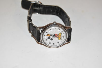 Vintage Lorus by Seiko Mickey Mouse Moving Hands Watch Japan v515-6000 A1works great !!! needs