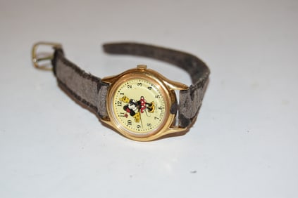 Vintage Lorus Mickey Mouse Moving Hands Watch Japan v515-6080 A1works great !!! needs battery