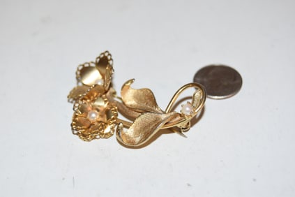 Vintage gold tone flower pearl Brooch