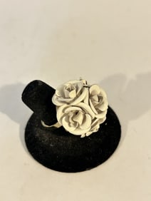 white enamel flower ring old sz 7.5