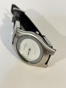 Skagen Denmark Watch Women Quartz Silver tone works great!!!!