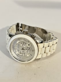 Michael Kors Oversized Runway MK8108 Wrist Watch works great!!!!