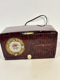 Vintage General Electric GE Tube Radio Model 515 Maroon Red Bakelite Case works small crack in the