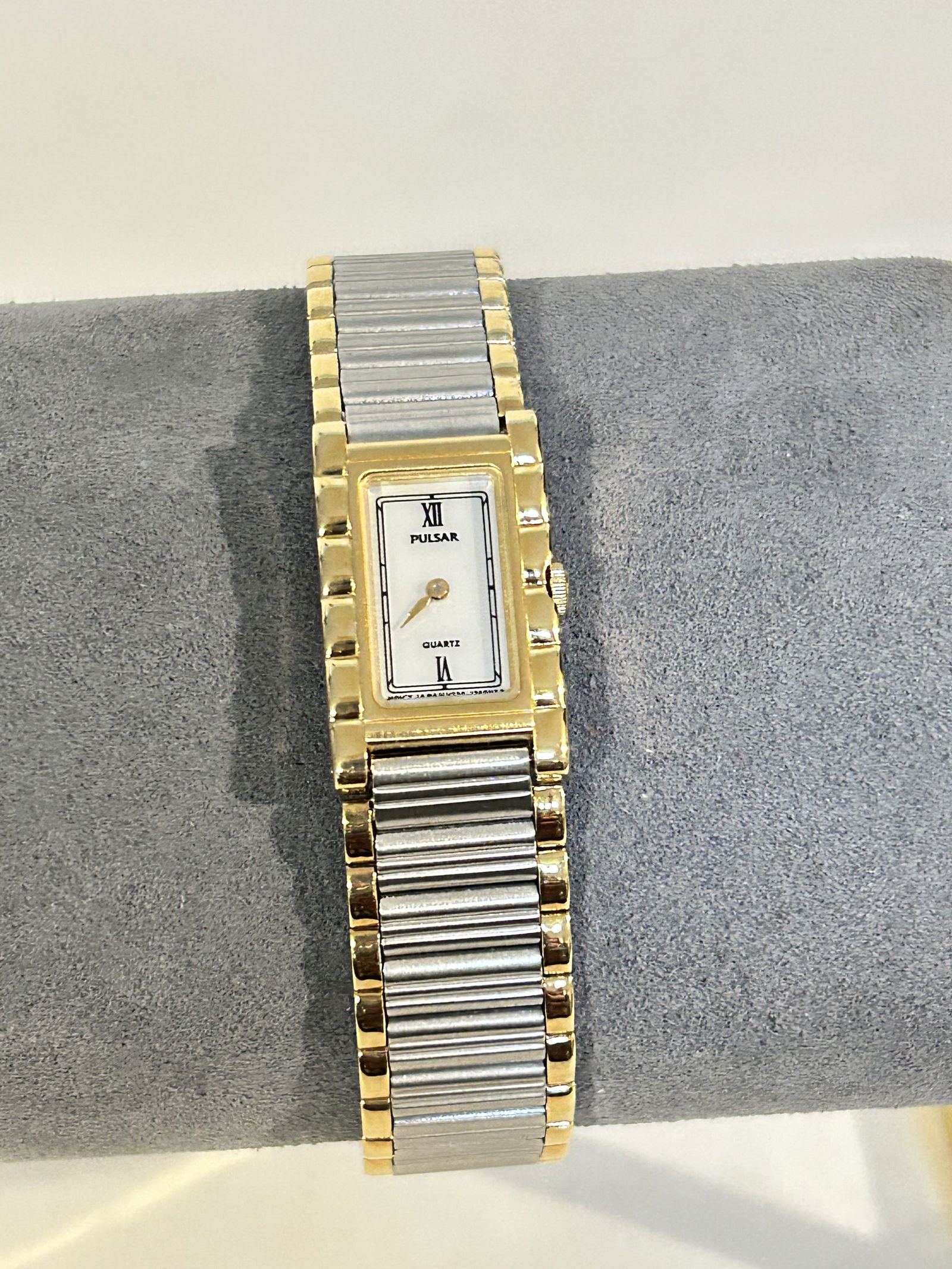 Vintage Women’s Pulsar Watch In Working Condition Gold Tone V220: Vintage Women’s Pulsar Watch In Working Condition Gold Tone V220 Please view all photos as they are part of the description and condition of this Item, Feel free to contact me with questions or pict