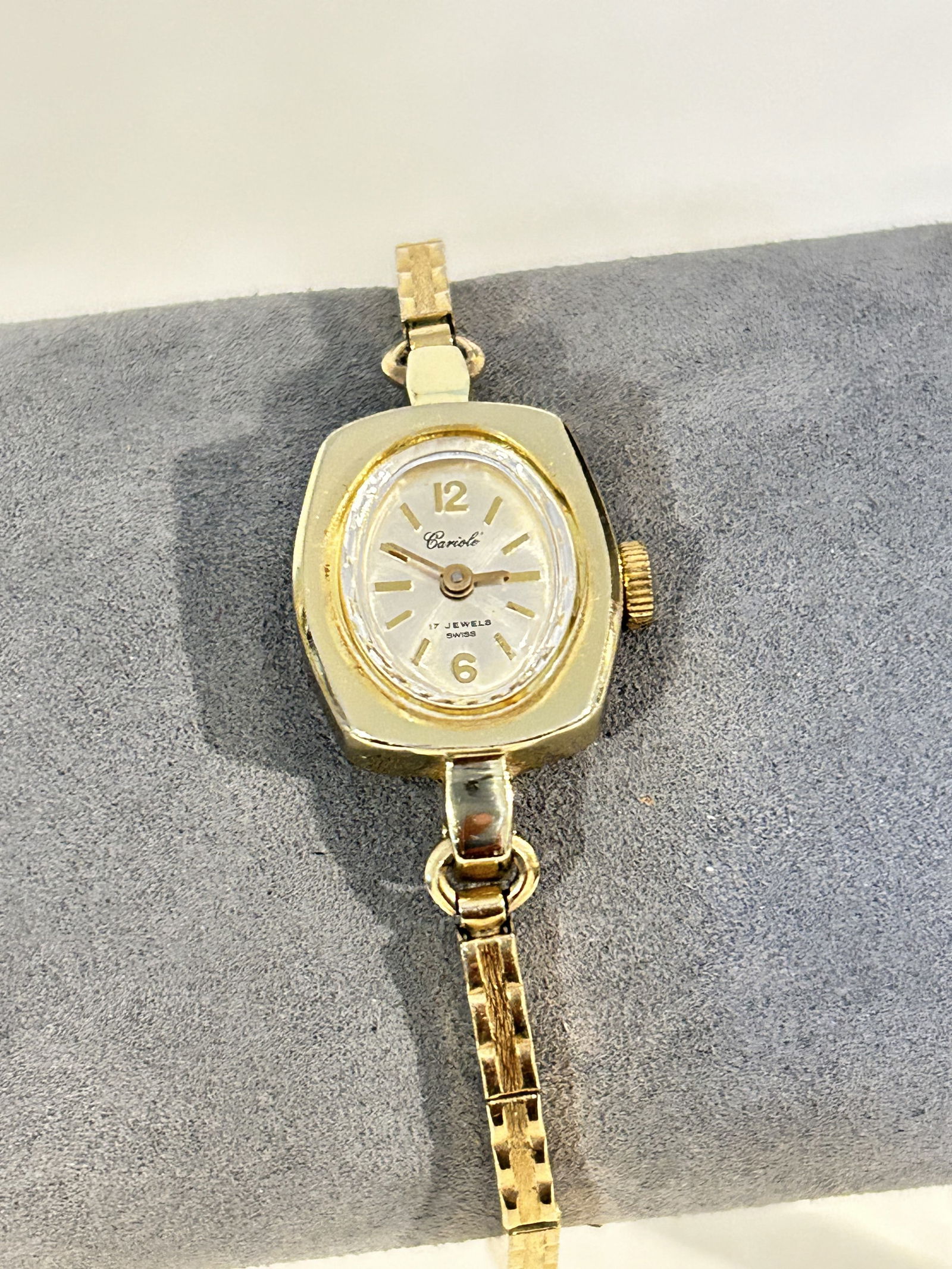 Cariole 17 Jewels Swiss Wind Up Vintage Ladies Watch works great!!!: Cariole 17 Jewels Swiss Wind Up Vintage Ladies Watch works great!!! Please view all photos as they are part of the description and condition of this Item, Feel free to contact me with questions or pic