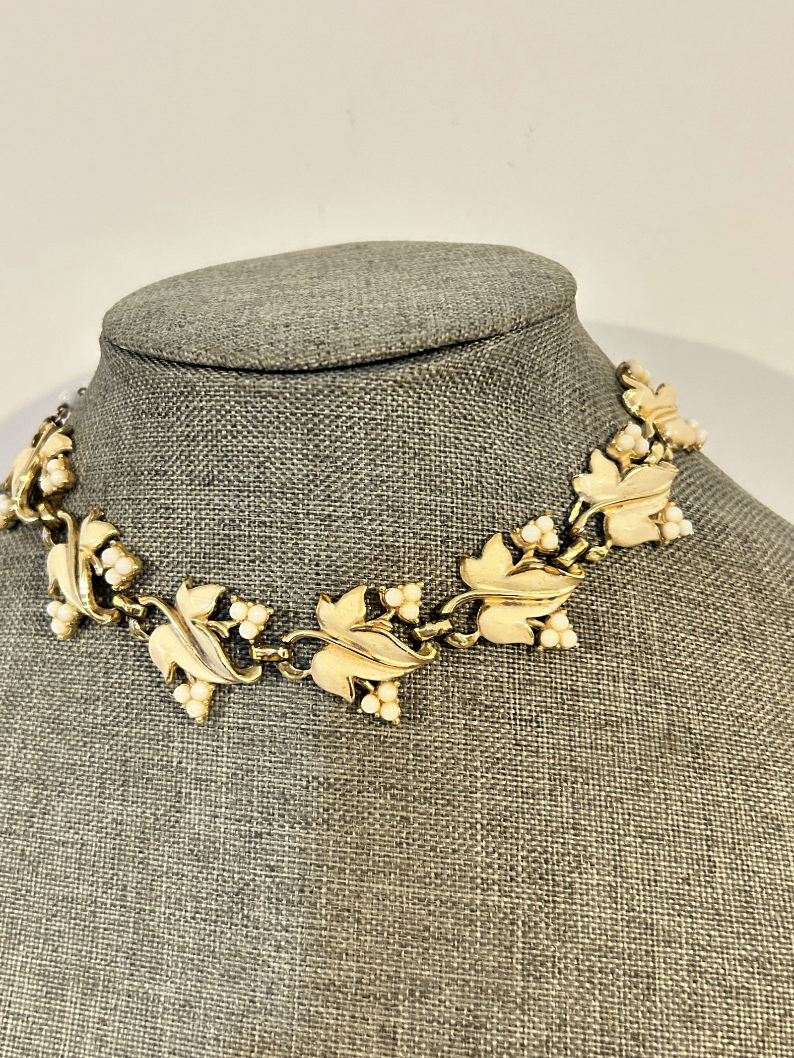 Signed Coro Flower Choker Necklace White Enameled: Signed Coro Flower Choker Necklace White Enameled Please view all photos as they are part of the description and condition of this Item, Feel free to contact me with questions or picture requests! Use