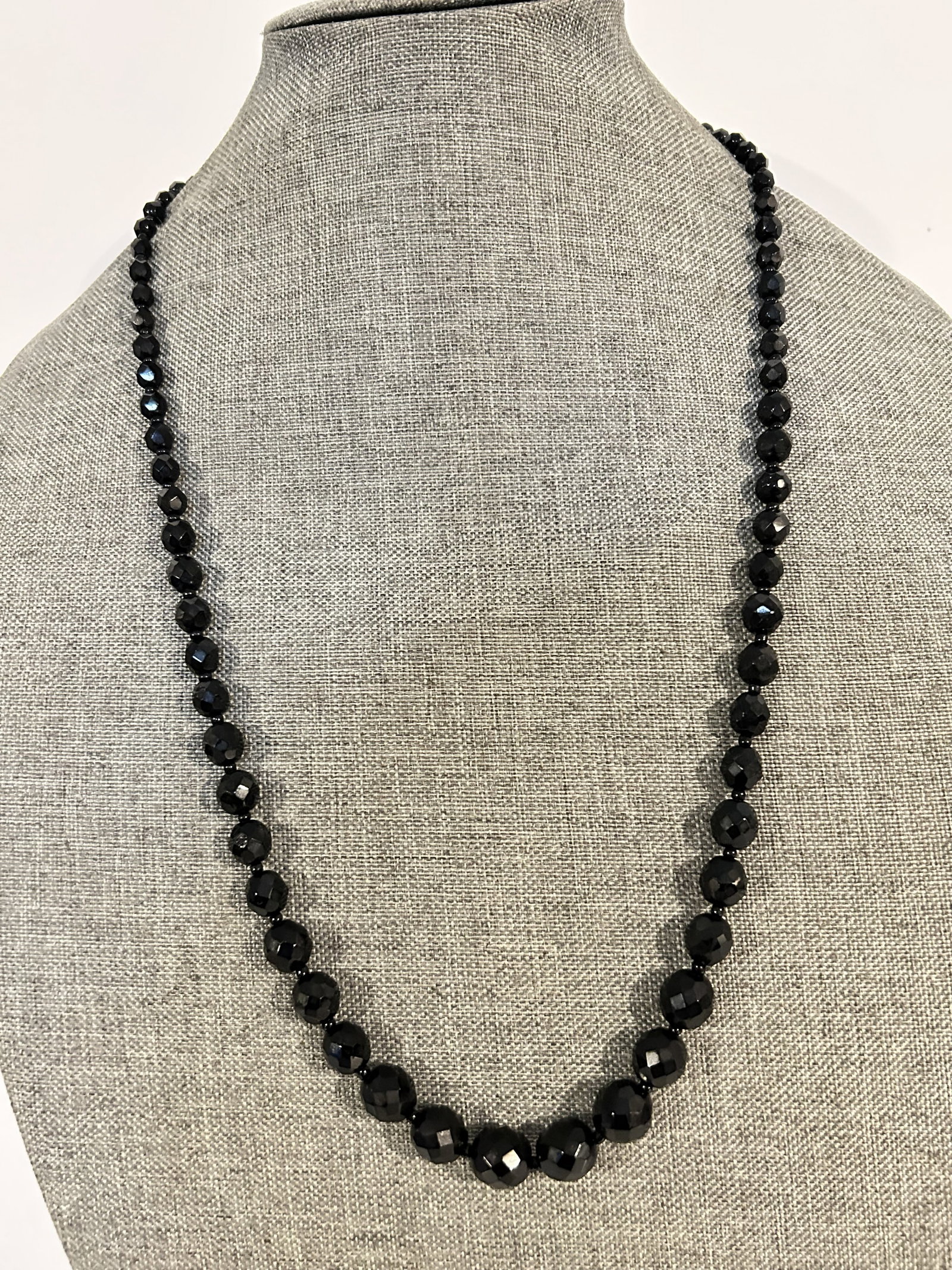 Vintage graduating Beaded heavy onyx Necklace: Vintage graduating Beaded heavy onyx Necklace Please view all photos as they are part of the description and condition of this Item, Feel free to contact me with questions or picture requests! Used It
