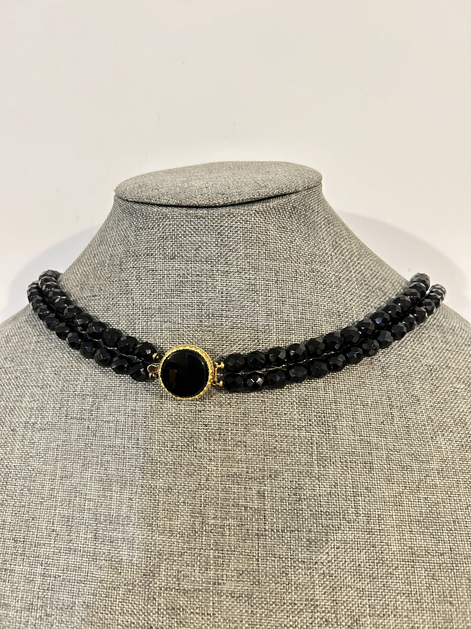 Vintage onyx japan Beaded Necklace: Vintage onyx japan Beaded Necklace Please view all photos as they are part of the description and condition of this Item, Feel free to contact me with questions or picture requests! Used Item AS IS