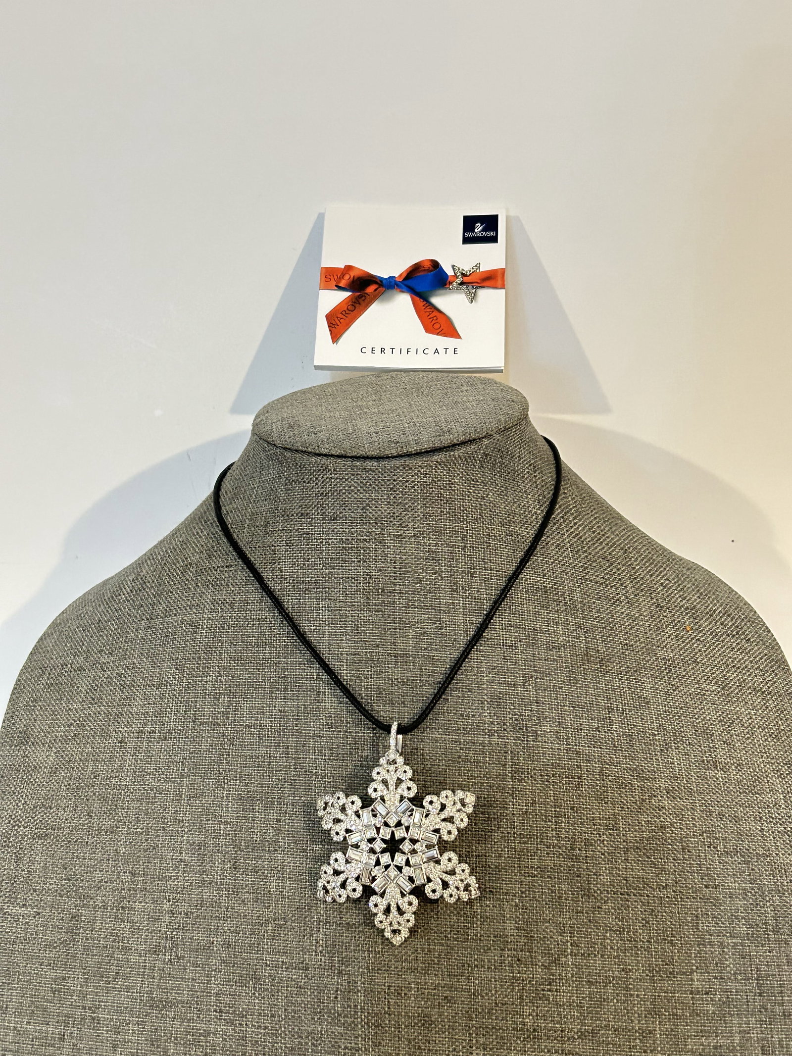 Swarovski Symbolic necklace jewelry star snowflake Winter: Swarovski Symbolic necklace jewelry star snowflake Winter Please view all photos as they are part of the description and condition of this Item, Feel free to contact me with questions or picture reque
