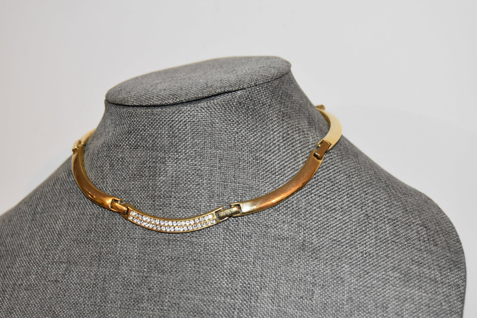 Vintage gold tone rhinestone choker Necklace: Vintage gold tone rhinestone choker Necklace Please view all photos as they are part of the description and condition of this Item, Feel free to contact me with questions or picture requests! Used Ite