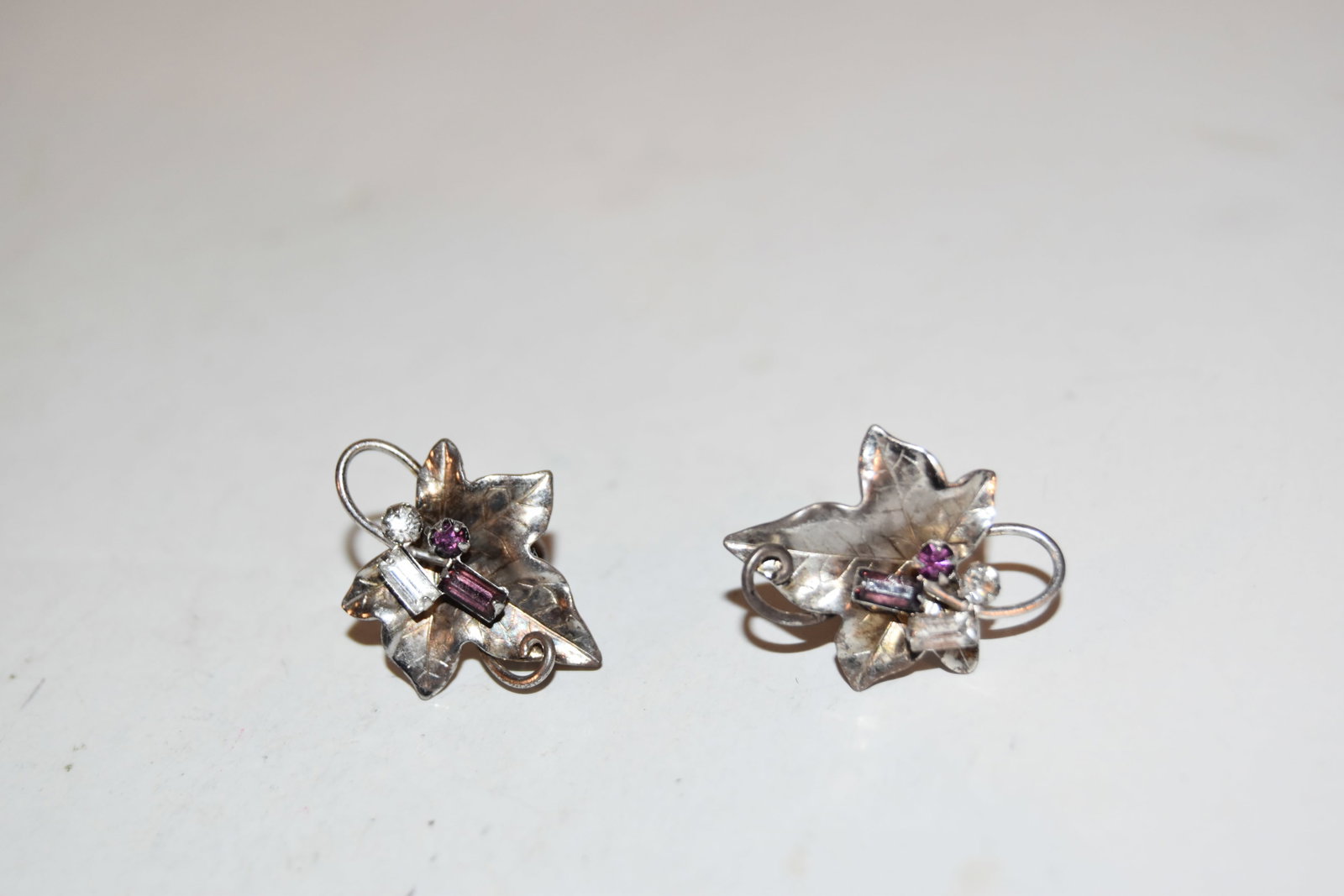 Vintage Sterling Silver leaf rhinestone screw on earrings: Vintage Sterling Silver leaf rhinestone screw on earrings Please view all photos as they are part of the description and condition of this Item, Feel free to contact me with questions or picture reque