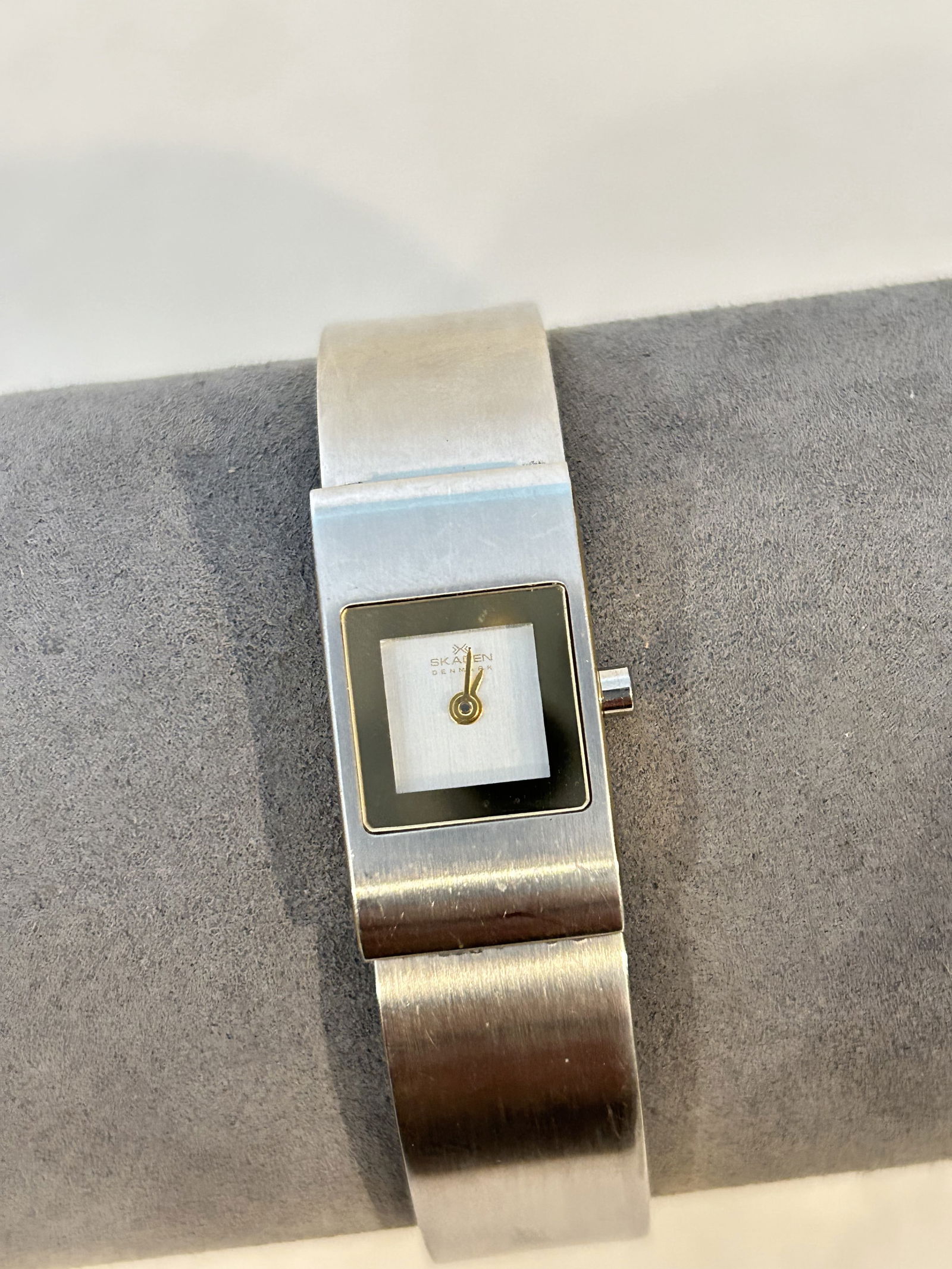 Vintage Skagen quartz Watch works great!!!: Vintage Skagen quartz Watch works great!!! Please view all photos as they are part of the description and condition of this Item, Feel free to contact me with questions or picture requests! Used Item