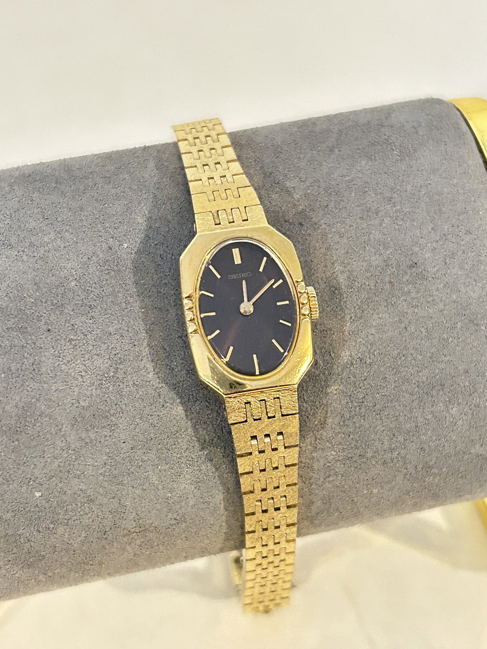 Vintage Seiko Watch Women Gold Tone Japan 5269 works great!!!: Vintage Seiko Watch Women Gold Tone Japan 5269 works great!!! Please view all photos as they are part of the description and condition of this Item, Feel free to contact me with questions or picture r