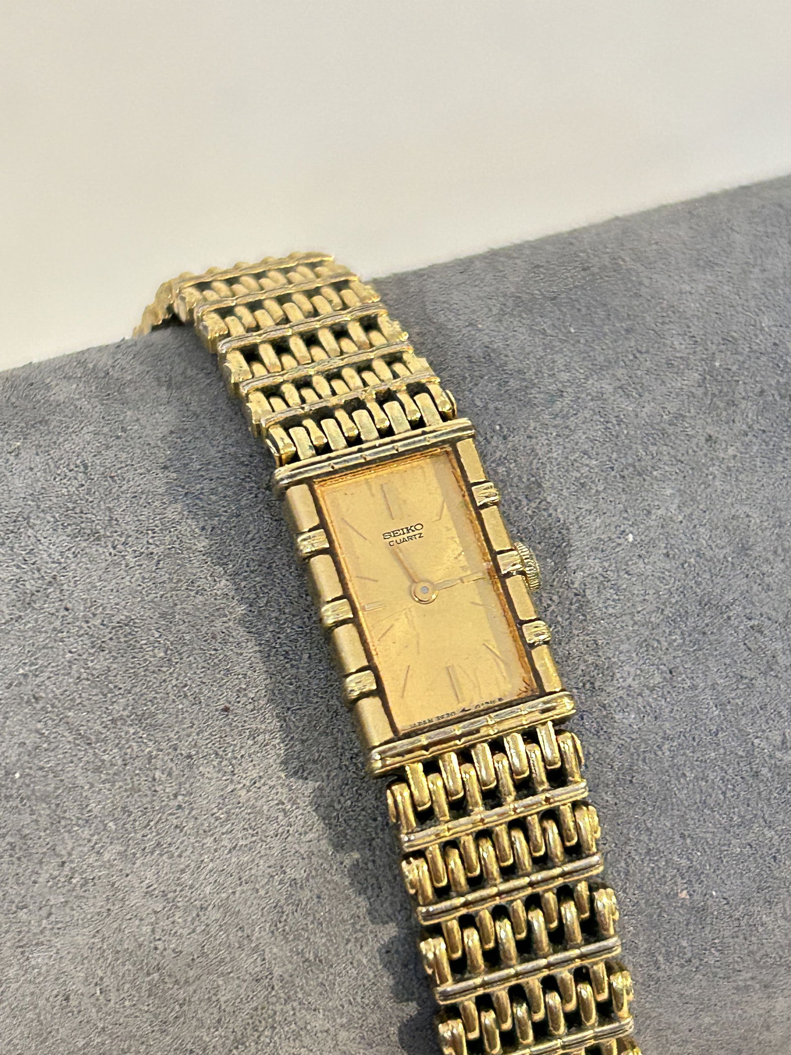 Vintage Seiko 2E20-5079 Rare Bamboo Design 17MM Tank Watch, Authentic & Works: Vintage Seiko 2E20-5079 Rare Bamboo Design 17MM Tank Watch, Authentic & Works Please view all photos as they are part of the description and condition of this Item, Feel free to contact me with questi