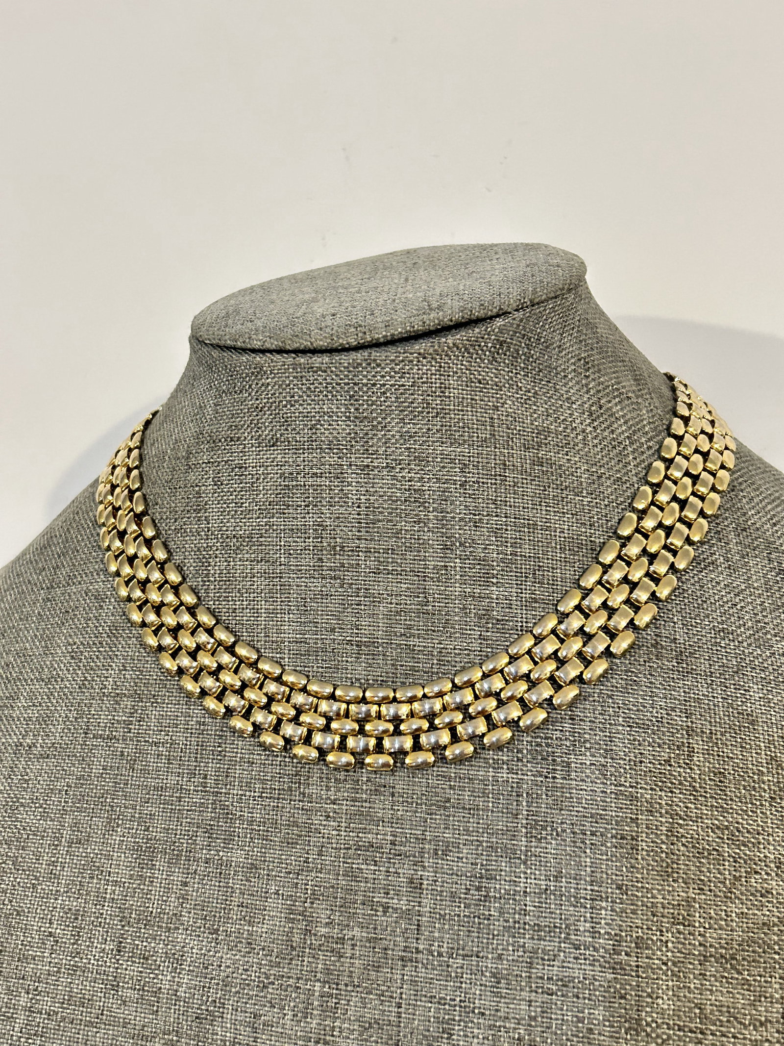 Vintage goldtone choker Necklace 16": Vintage goldtone choker Necklace 16" Please view all photos as they are part of the description and condition of this Item, Feel free to contact me with questions or picture requests! Used Item AS IS