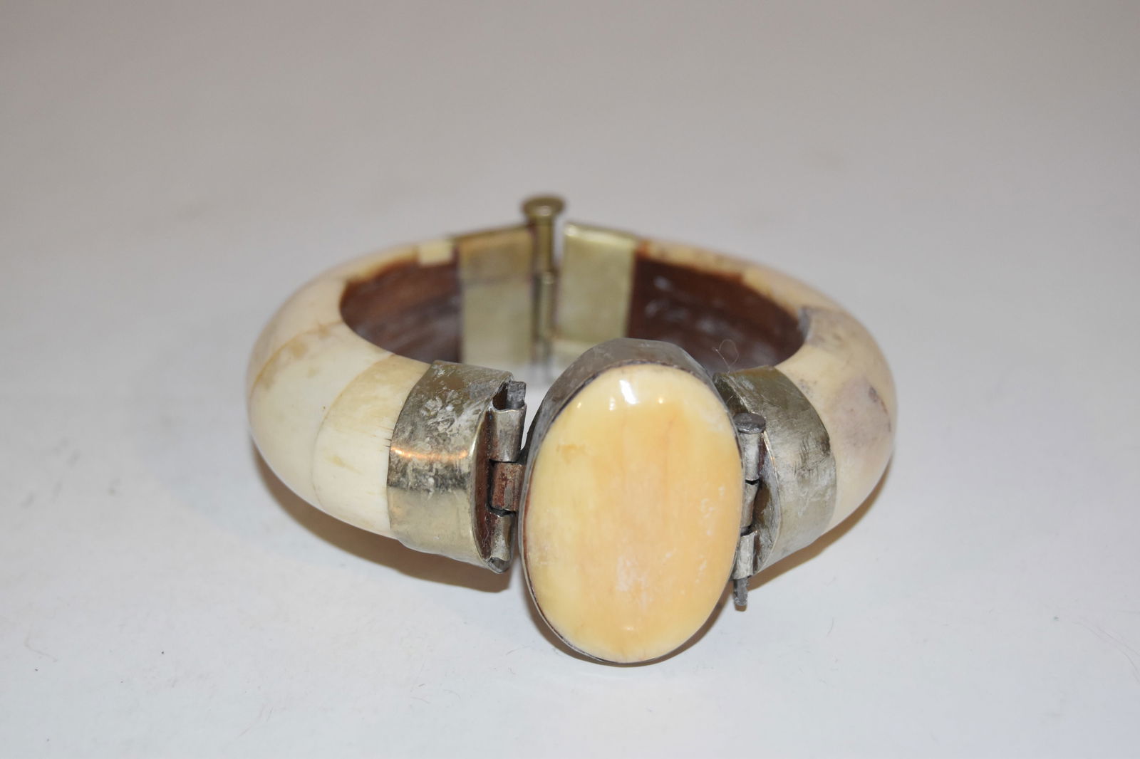 Vintage Antique Bovine Bone/Brass Hinged Bangle Bracelet Pin Closure (1 of 4)
