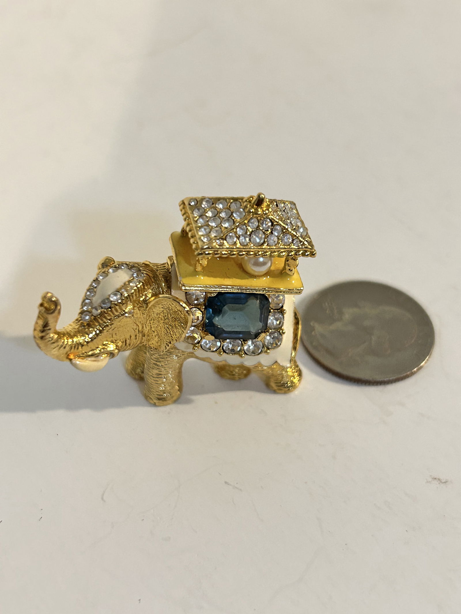 Vintage P.E.P. Erwin Pearl PEP Gold Tone elephant brooch: Vintage P.E.P. Erwin Pearl PEP Gold Tone elephant brooch Please view all photos as they are part of the description and condition of this Item, Feel free to contact me with questions or picture reques