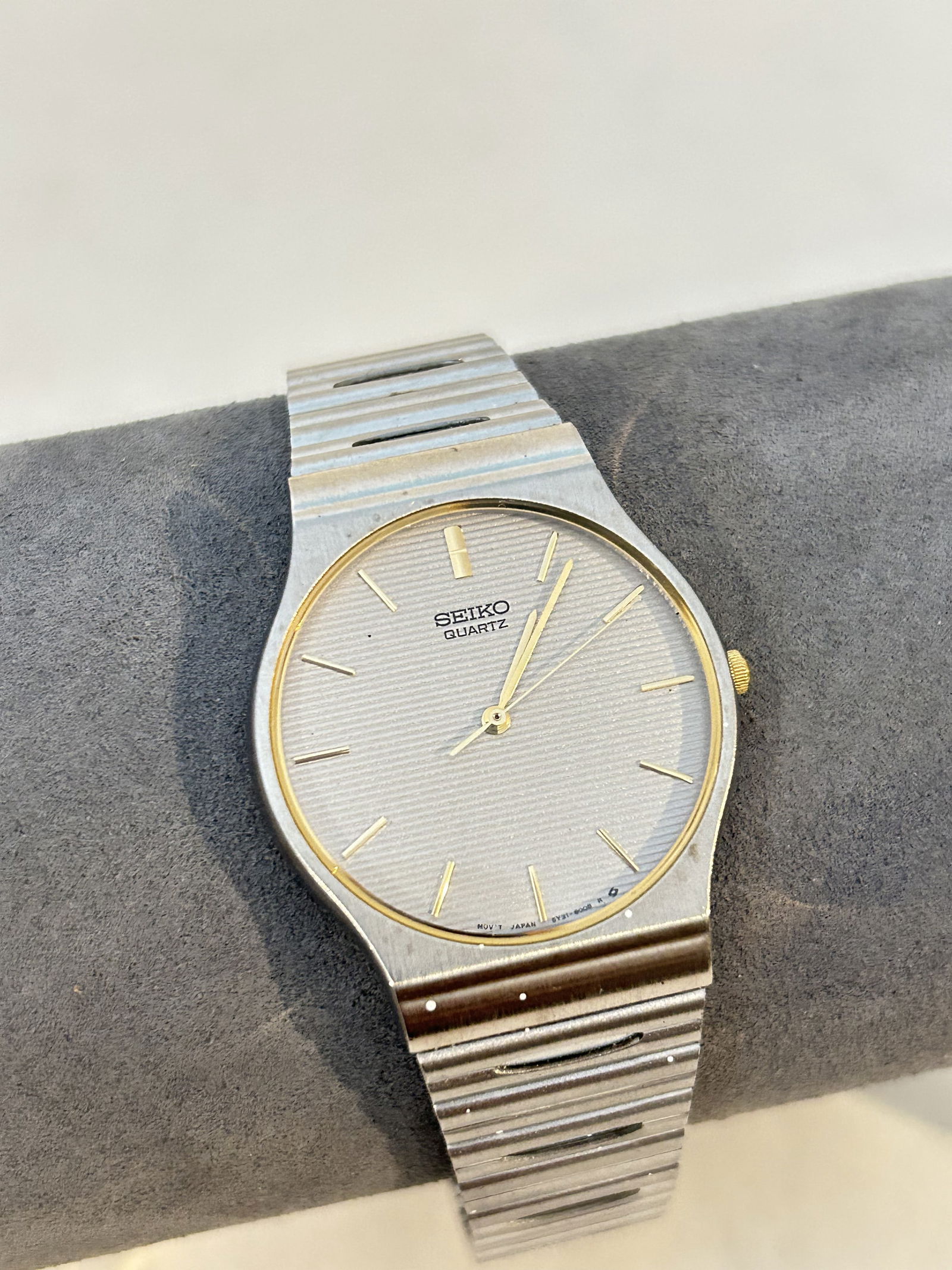 Vintage Seiko Quartz dress Watch - 5Y31 works great!!!: Vintage Seiko Quartz dress Watch - 5Y31 works great!!! Please view all photos as they are part of the description and condition of this Item, Feel free to contact me with questions or picture requests