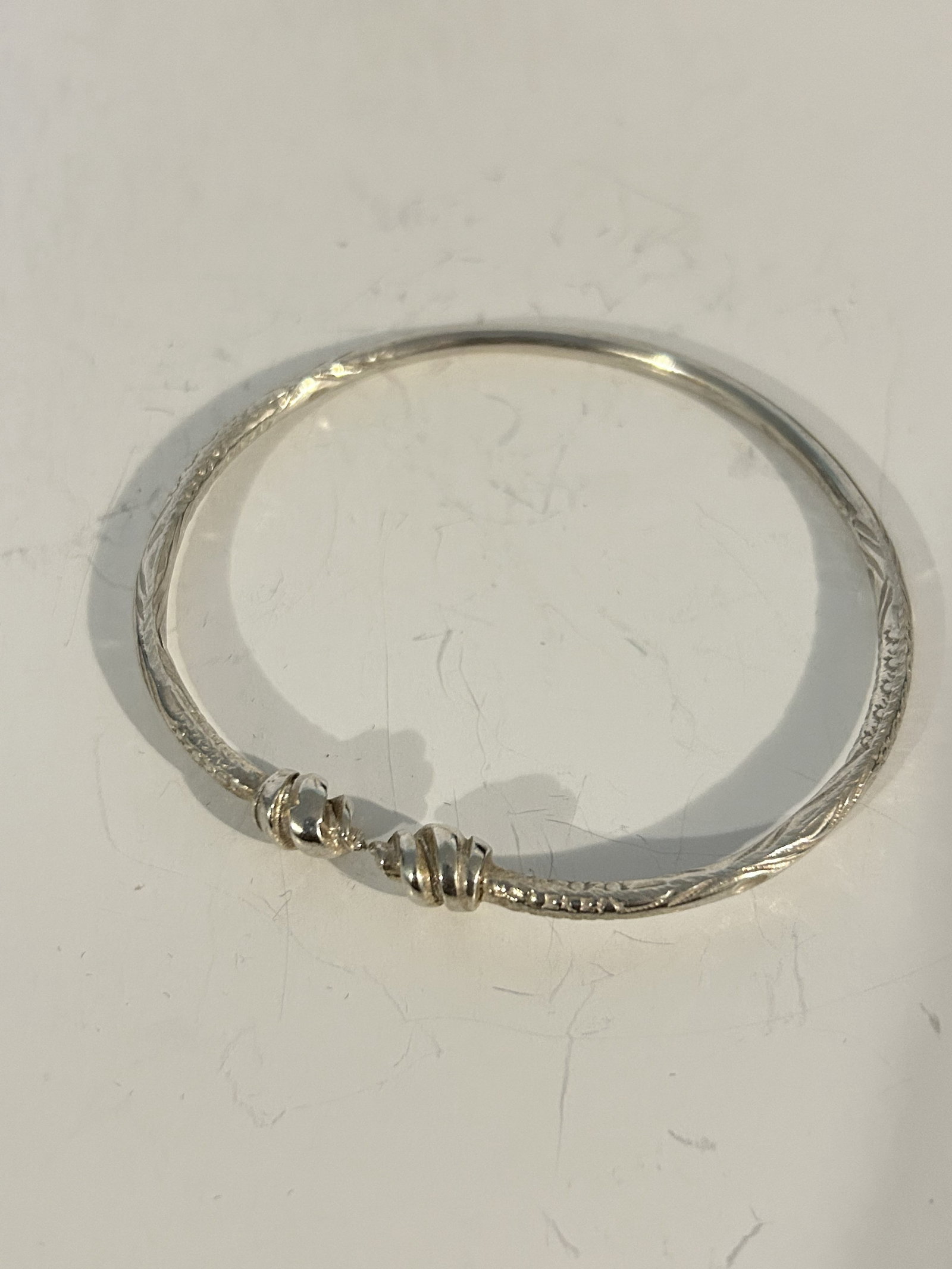 Vintage Sterling Silver bangle carved Bracelet: Vintage Sterling Silver bangle carved Bracelet Please view all photos as they are part of the description and condition of this Item, Feel free to contact me with questions or picture requests! Used I