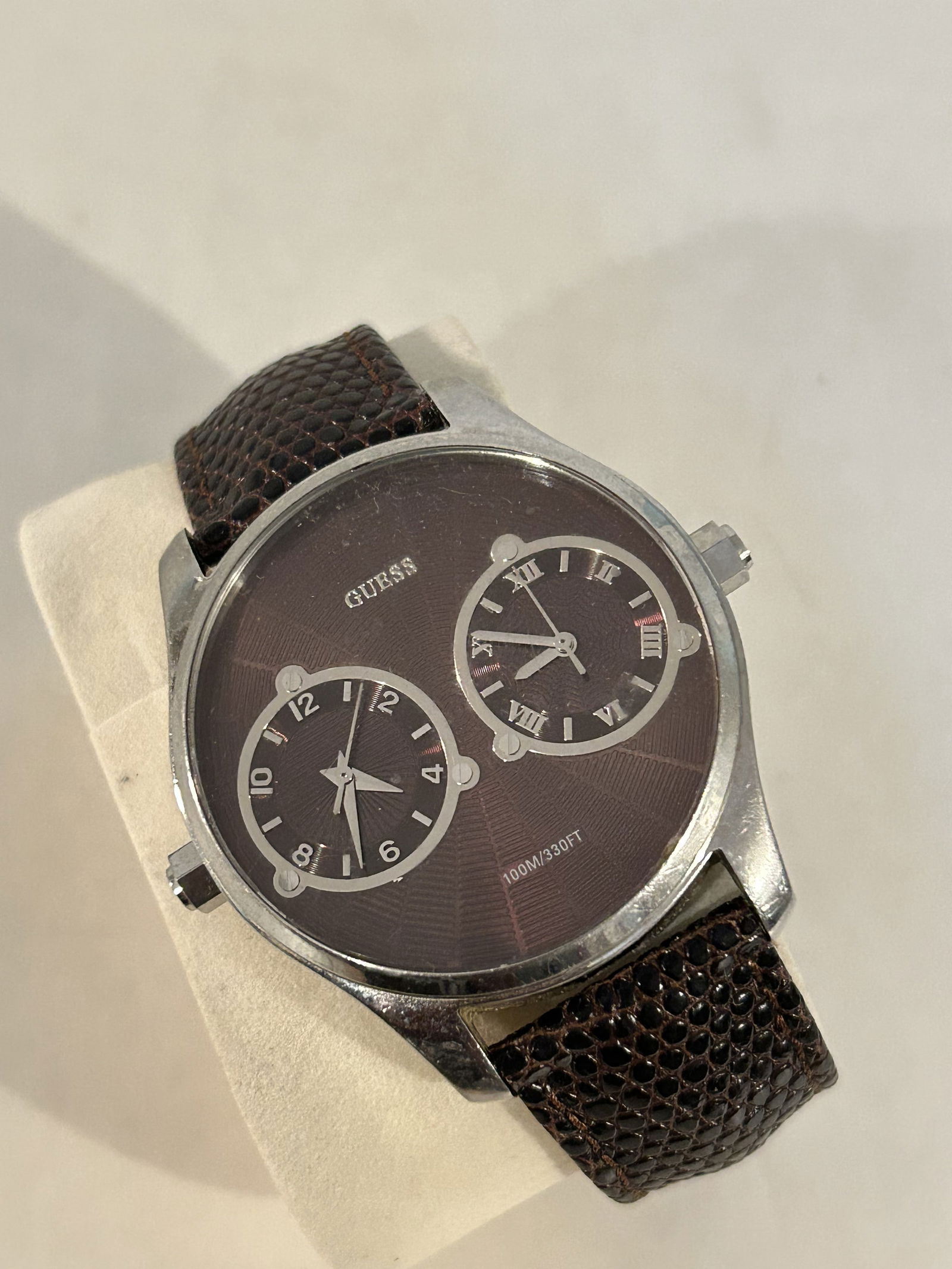 Vintage Guess working Quartz Watch U95027G2: Vintage Guess working Quartz Watch U95027G2 Please view all photos as they are part of the description and condition of this Item, Feel free to contact me with questions or picture requests! Used Item