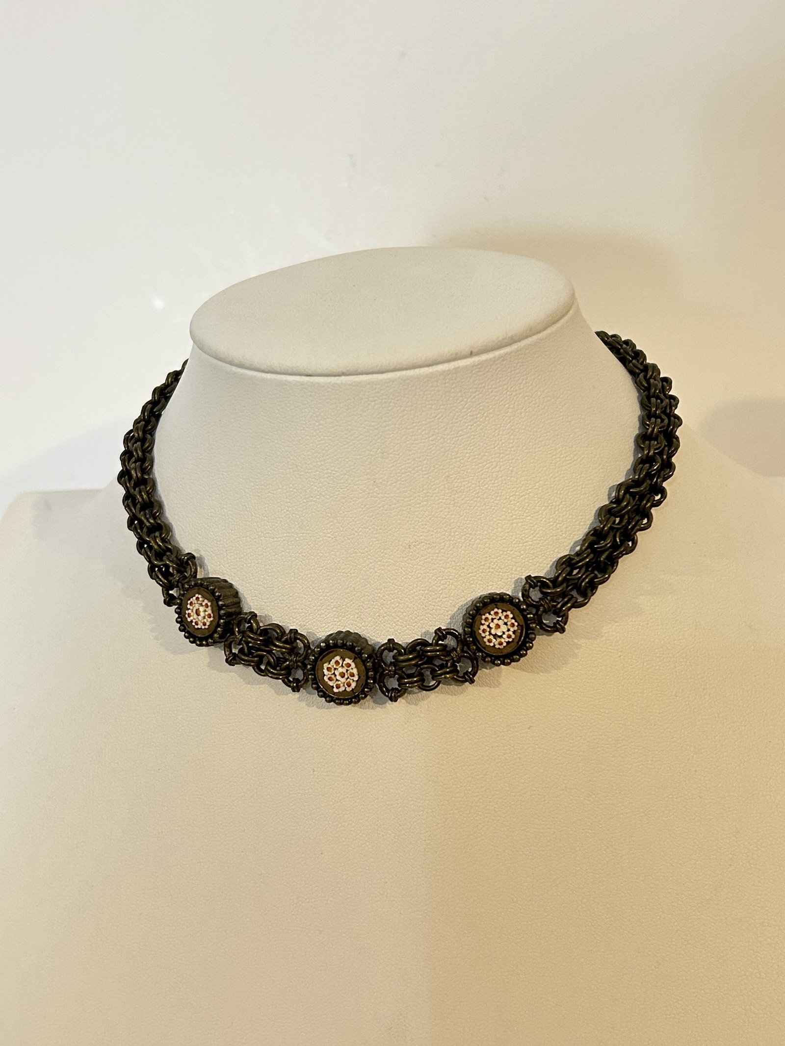 Vtg Roxanne Assoulin 15?? Necklace: Vtg Roxanne Assoulin 15” Necklace Please view all photos as they are part of the description and condition of this Item, Feel free to contact me with questions or picture requests! Used Item AS 