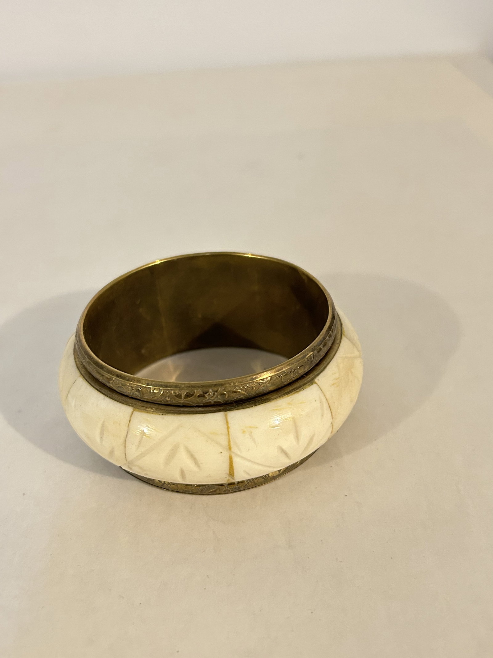 Vintage Brass Bone Bracelet 7": Vintage Brass Bone Bracelet 7" Please view all photos as they are part of the description and condition of this Item, Feel free to contact me with questions or picture requests! Used Item AS IS