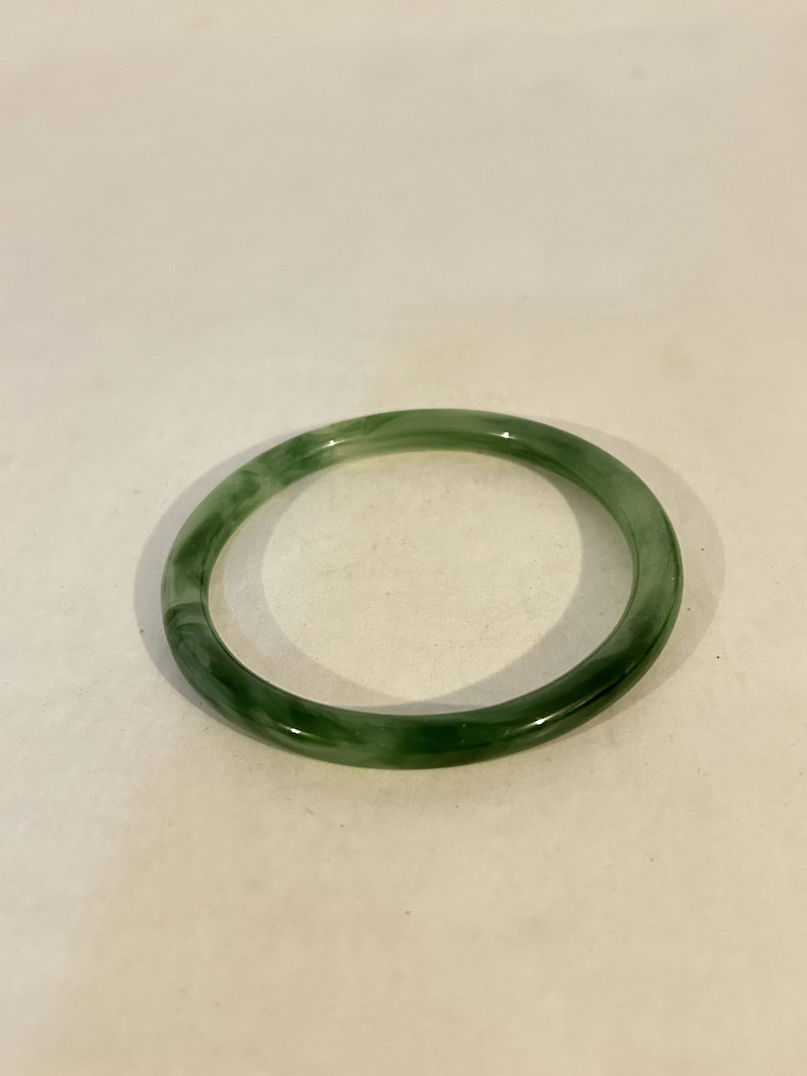 Vintage green swirle Bracelet 8": Vintage green swirle Bracelet 8" Please view all photos as they are part of the description and condition of this Item, Feel free to contact me with questions or picture requests! Used Item AS IS
