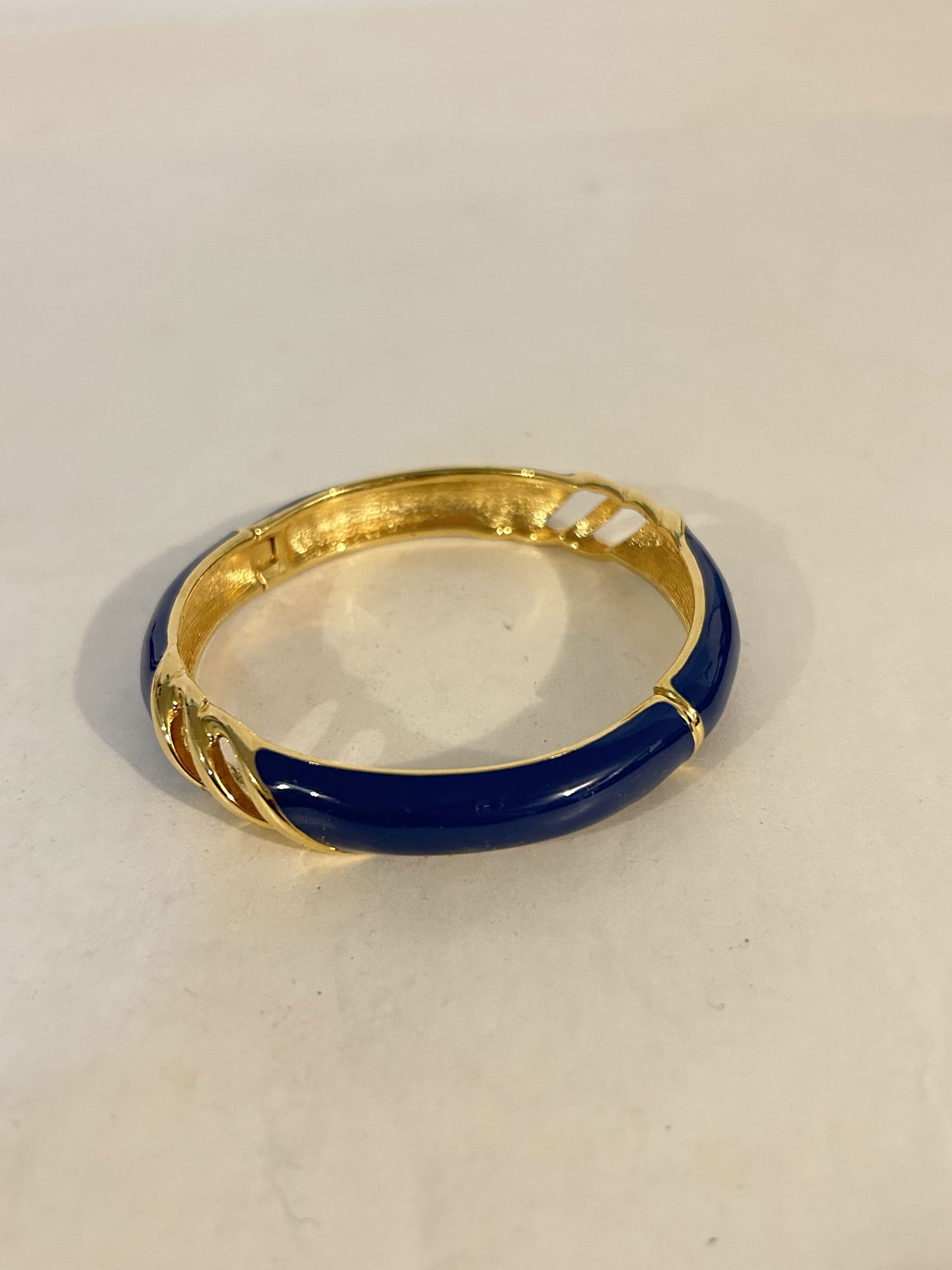 Vintage Monet blue enamel Bracelet: Vintage Monet blue enamel Bracelet Please view all photos as they are part of the description and condition of this Item, Feel free to contact me with questions or picture requests! Used Item AS IS