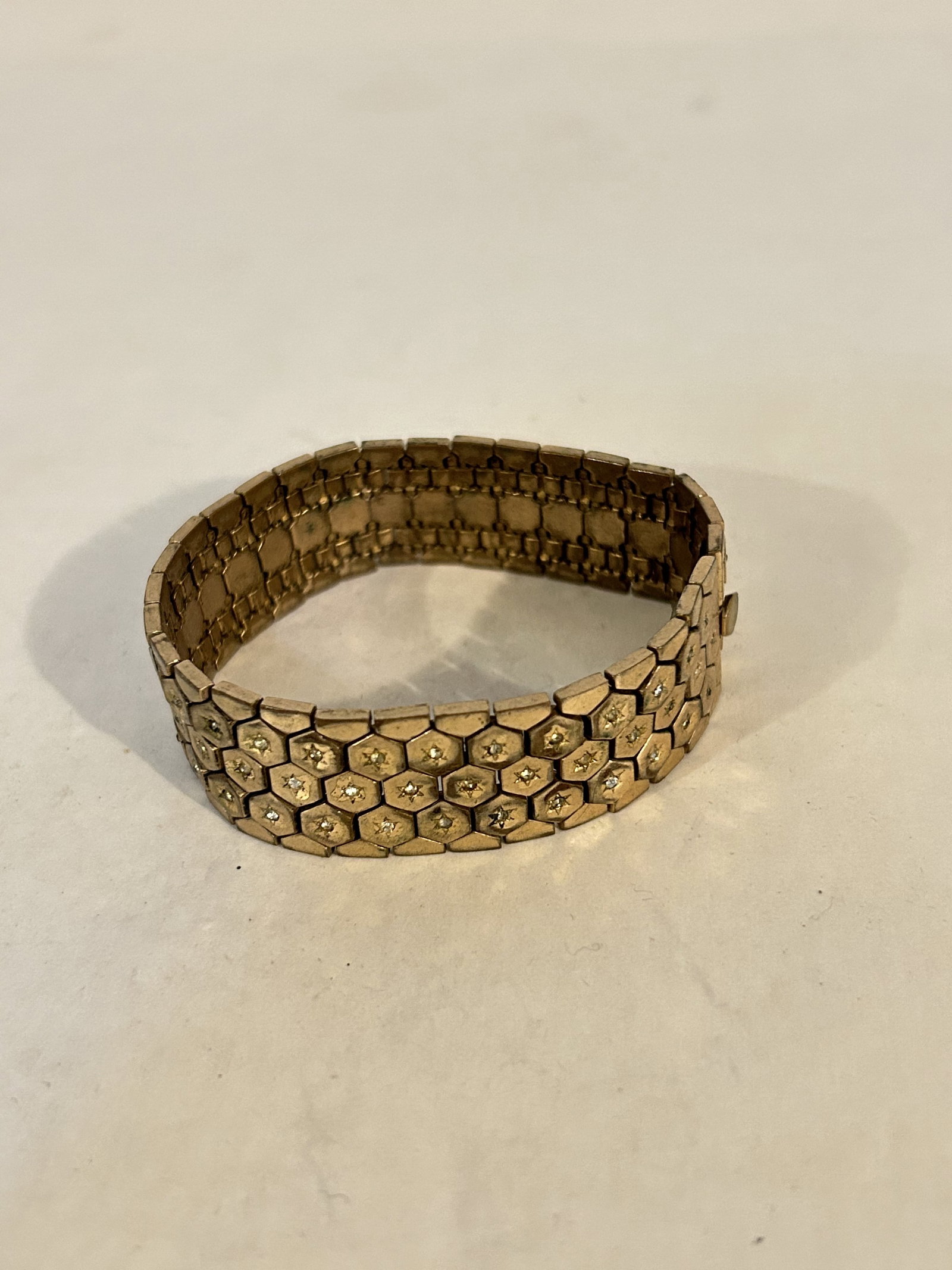 Vintage Trifari gold tone Bracelet 7": Vintage Trifari gold tone Bracelet 7" Please view all photos as they are part of the description and condition of this Item, Feel free to contact me with questions or picture requests! Used Item AS IS